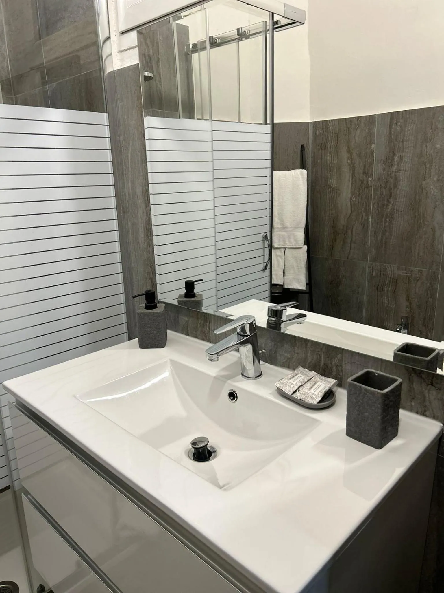 Bathroom in Hotel apartments Crisvan