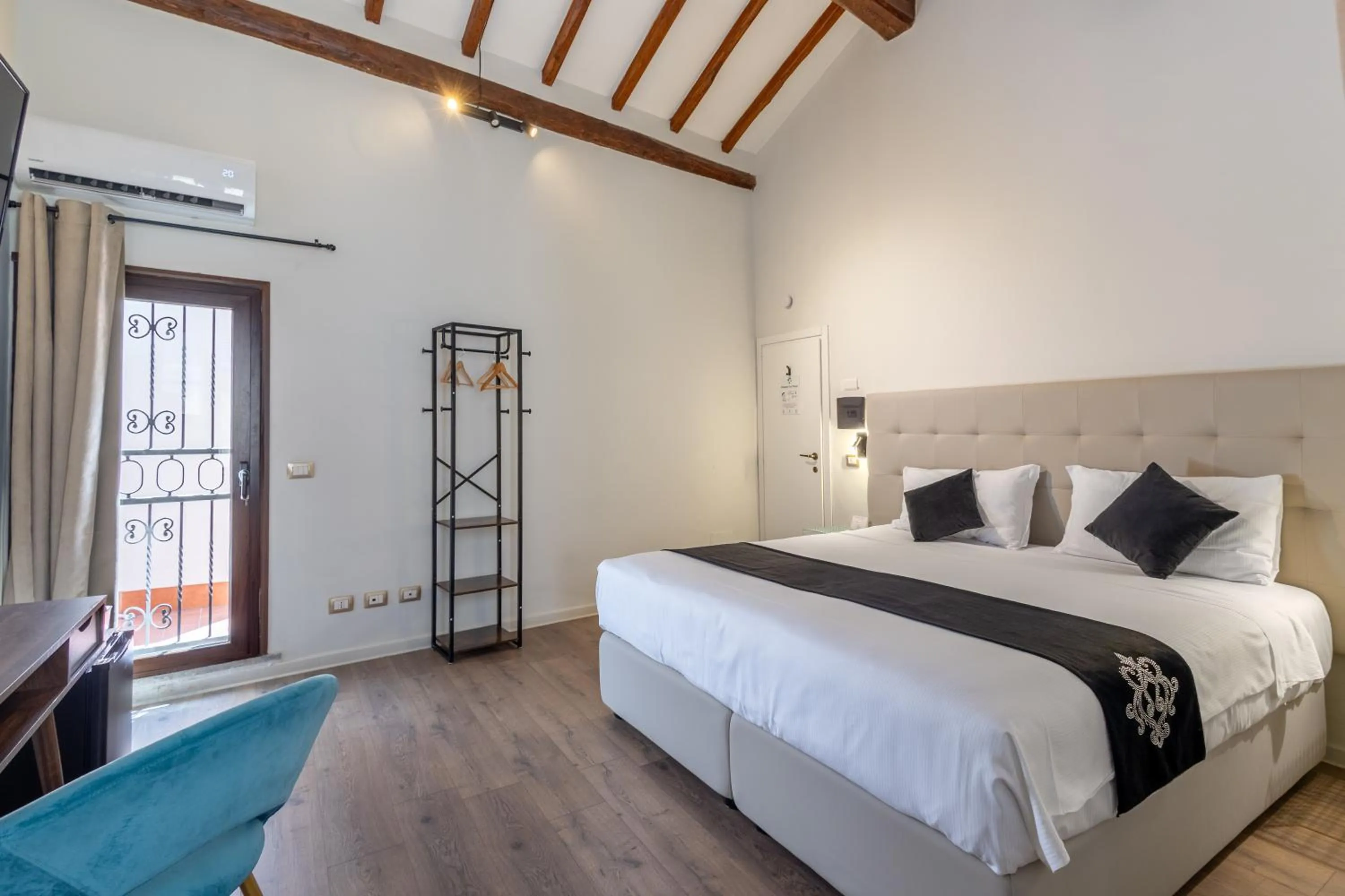 Photo of the whole room, Bed in SOHO Piaggiarelle by Dasso - Guest House