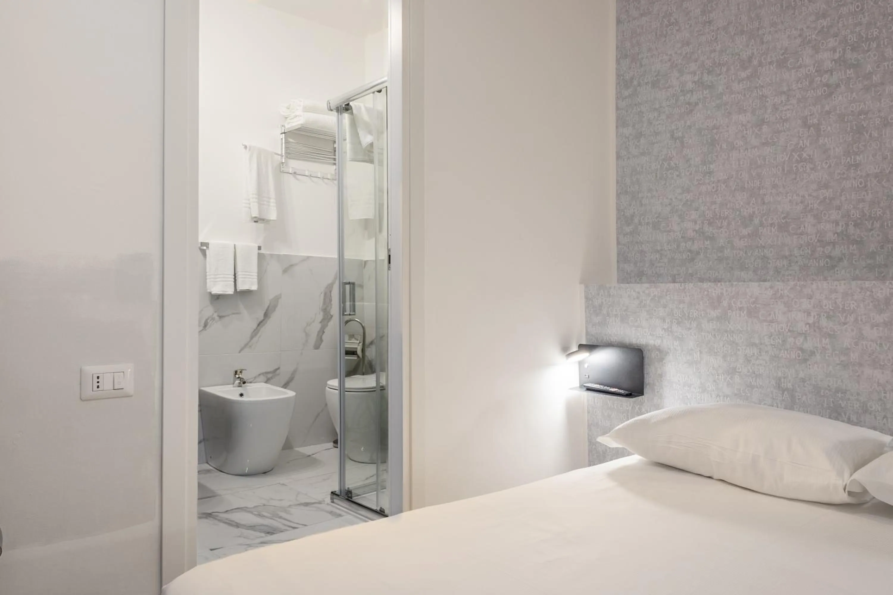 Toilet, Bed in SOHO Piaggiarelle by Dasso - Guest House