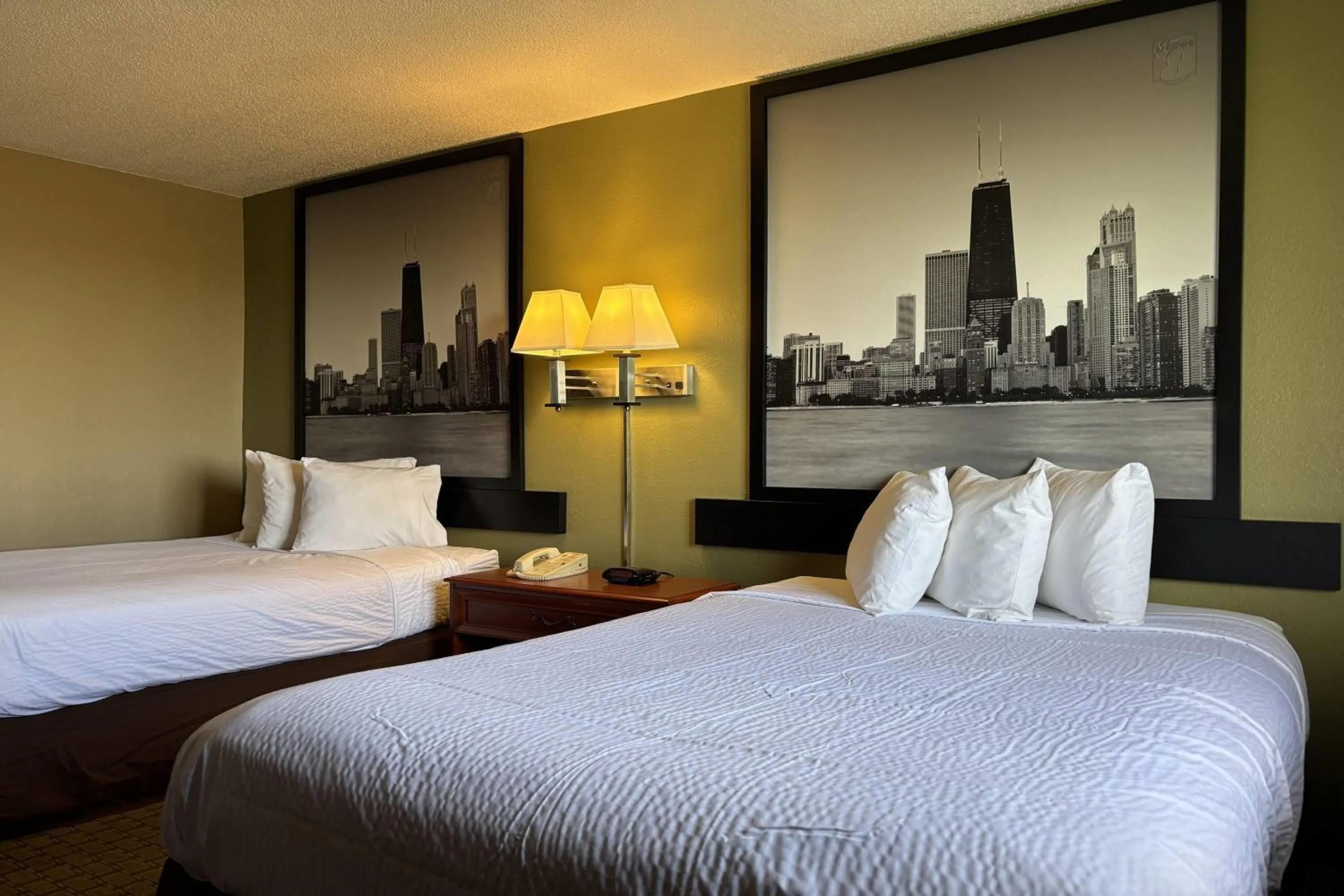 Photo of the whole room, Bed in Super 8 by Wyndham Pontiac