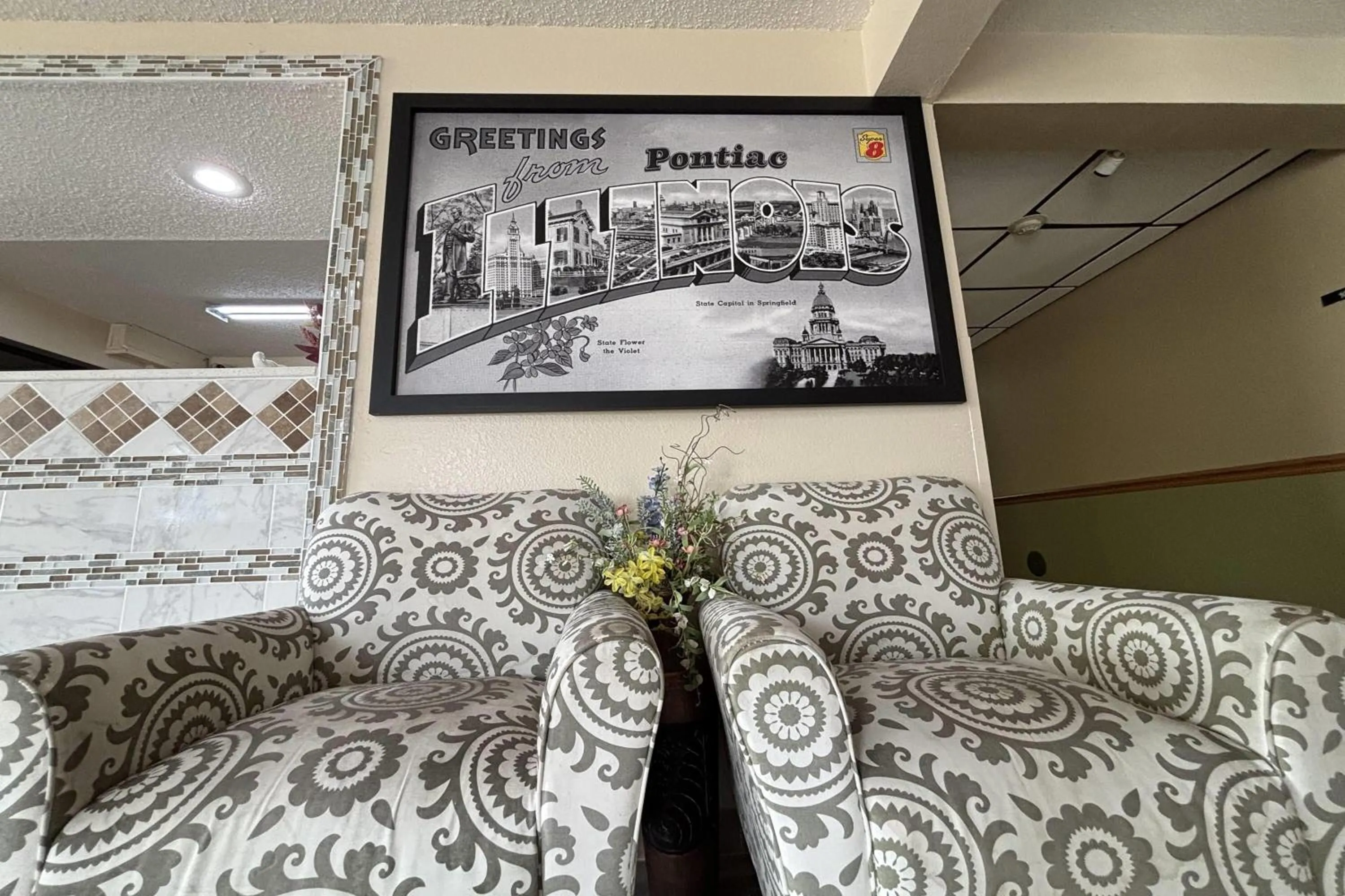 Lobby or reception, Bed in Super 8 by Wyndham Pontiac