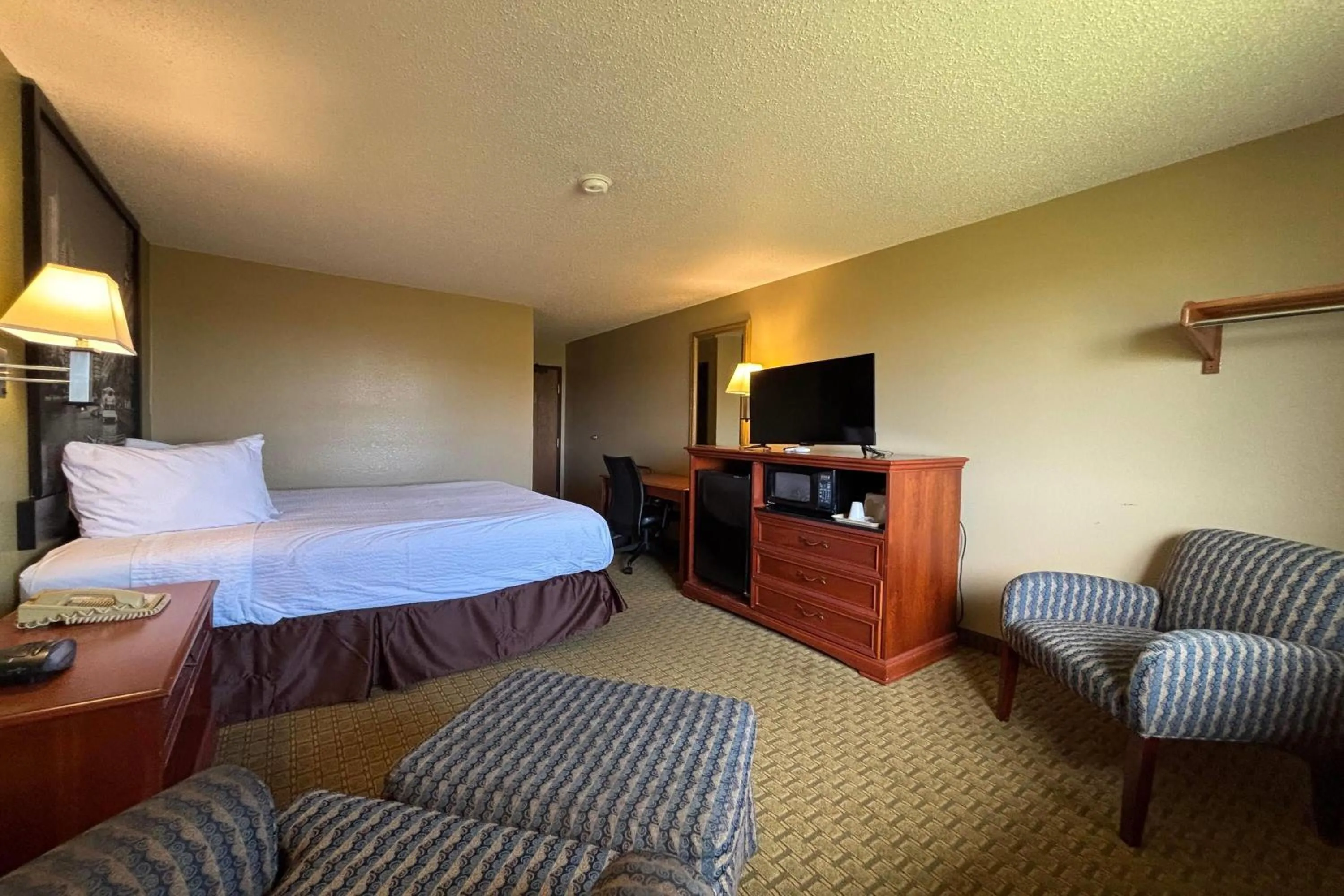 Photo of the whole room, Bed in Super 8 by Wyndham Pontiac