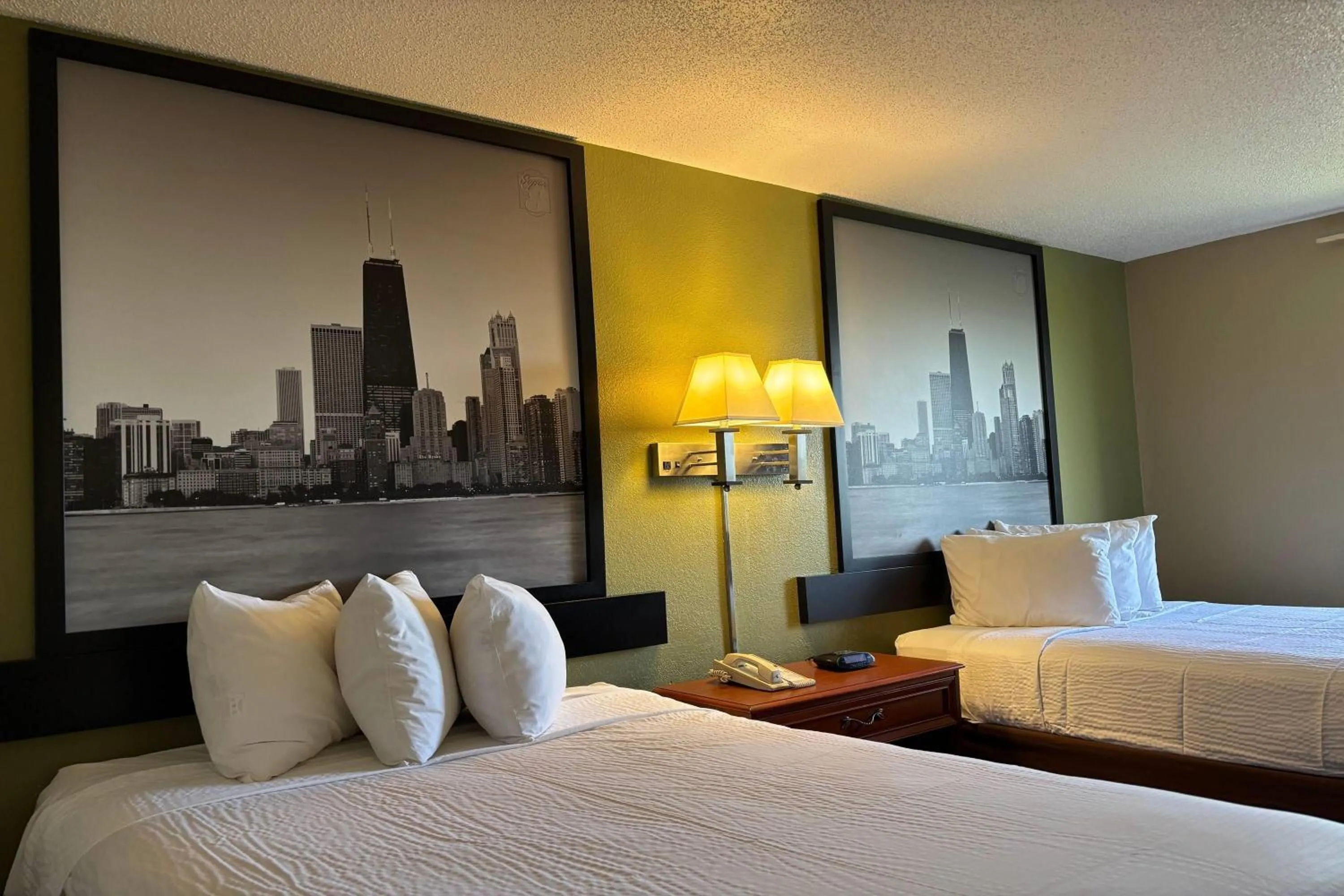 Photo of the whole room, Bed in Super 8 by Wyndham Pontiac