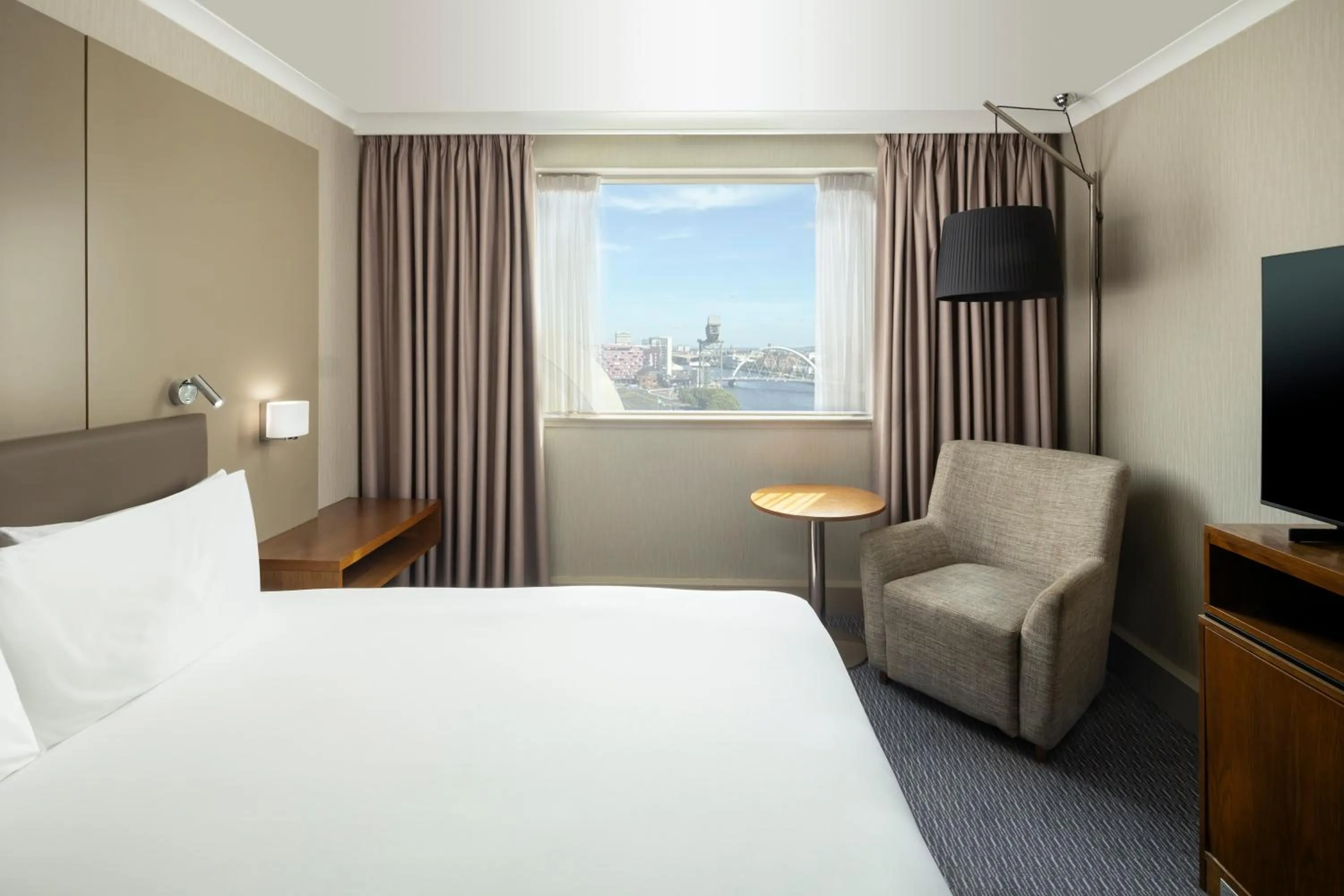 View (from property/room), Bed in Crowne Plaza Glasgow by IHG
