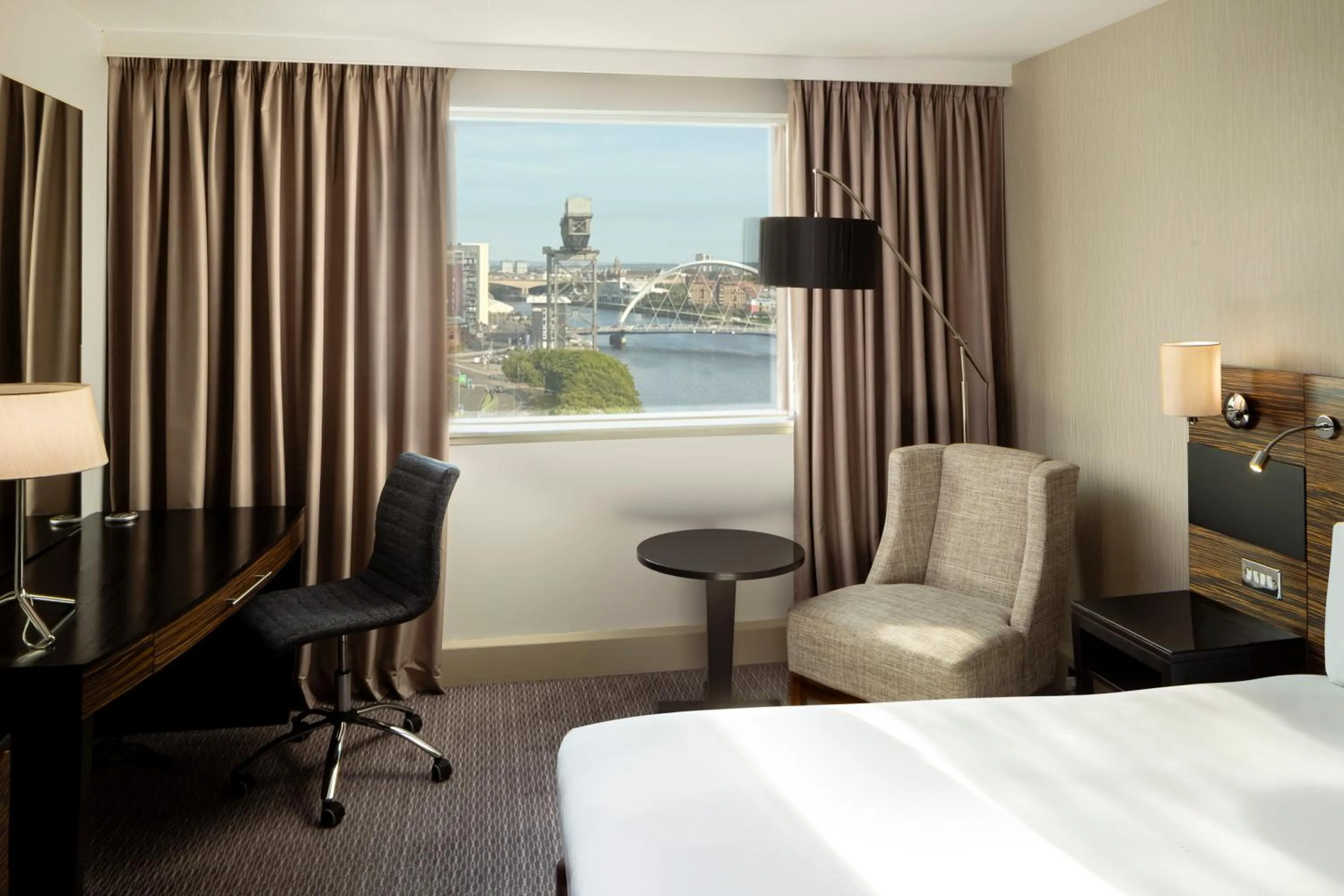 View (from property/room), Bed in Crowne Plaza Glasgow by IHG