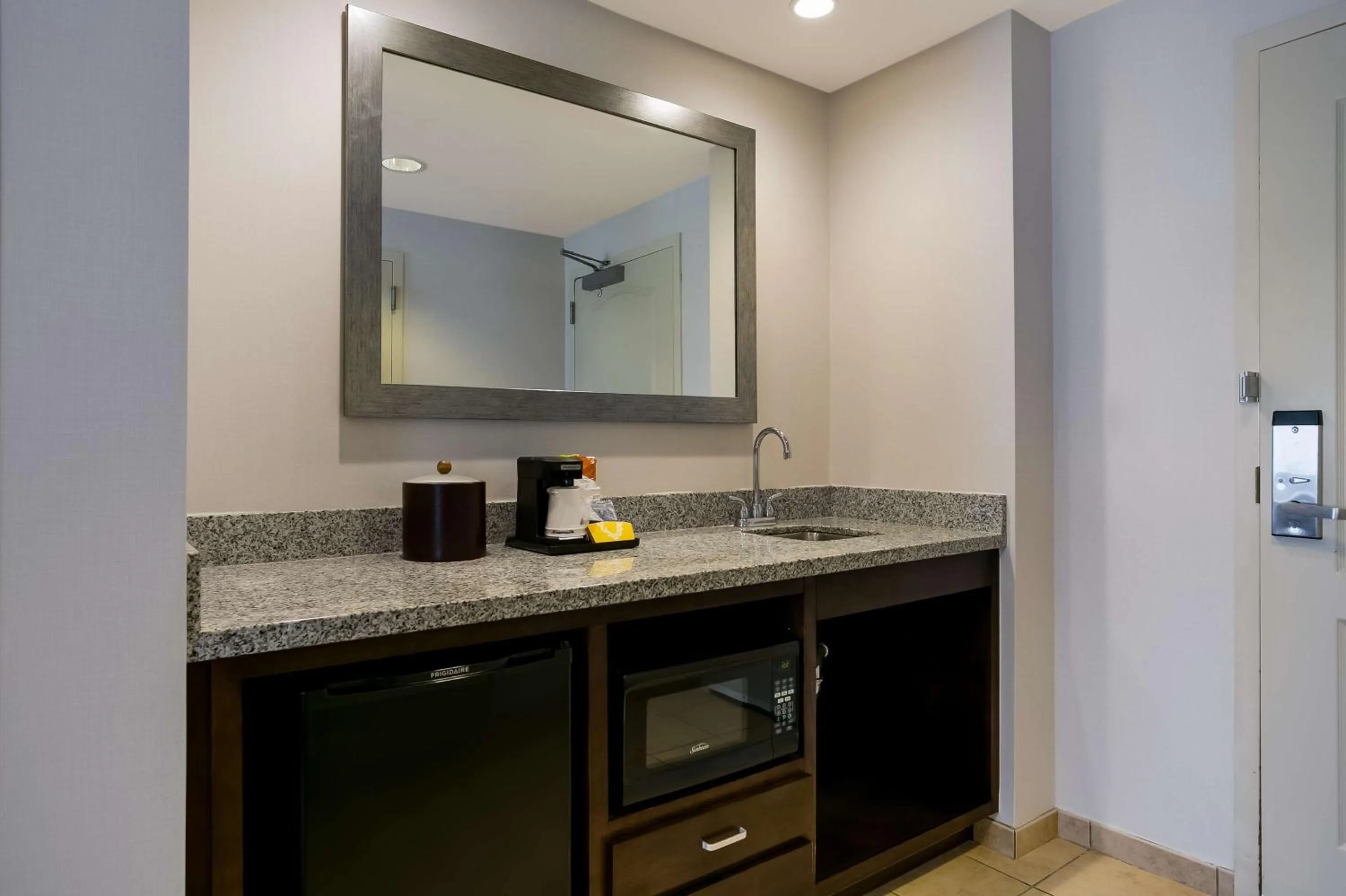 Photo of the whole room in Hampton Inn & Suites Wilmington Christiana