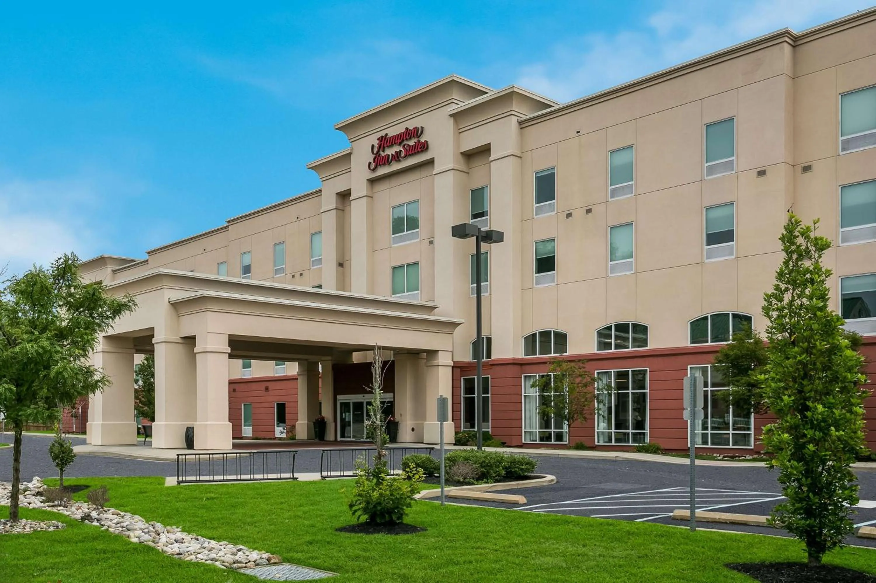 Property building in Hampton Inn & Suites Wilmington Christiana