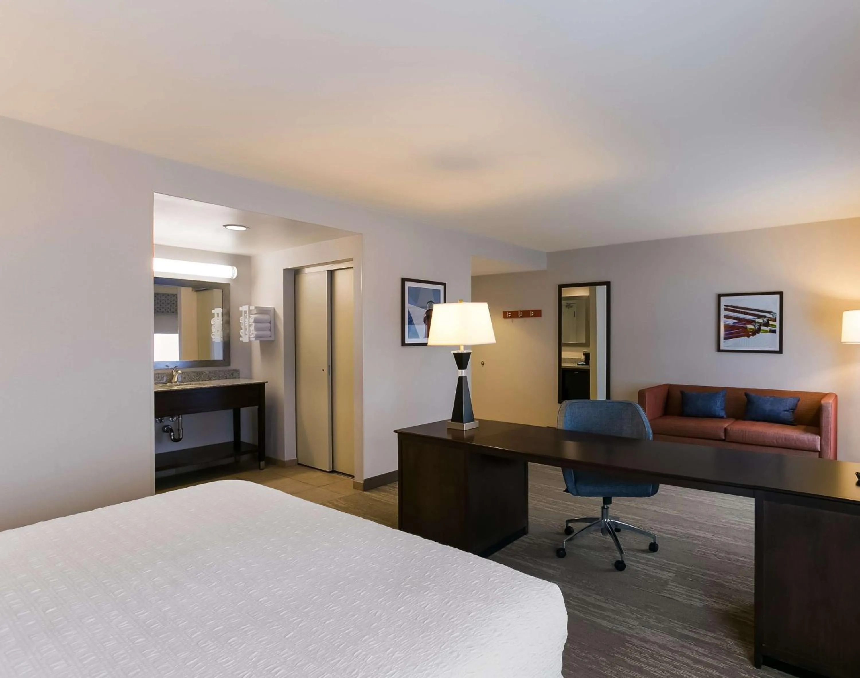 Bedroom, Bed in Hampton Inn & Suites Wilmington Christiana