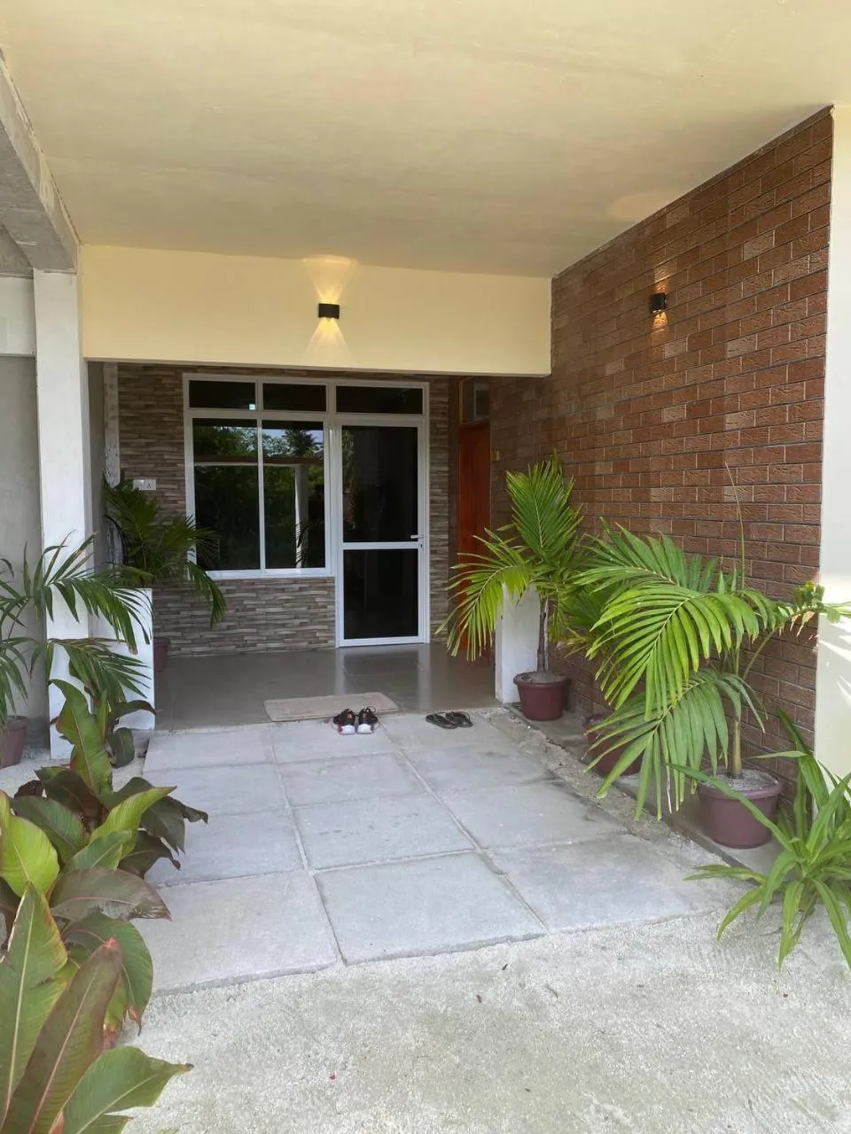 Facade/entrance in White Sand Inn