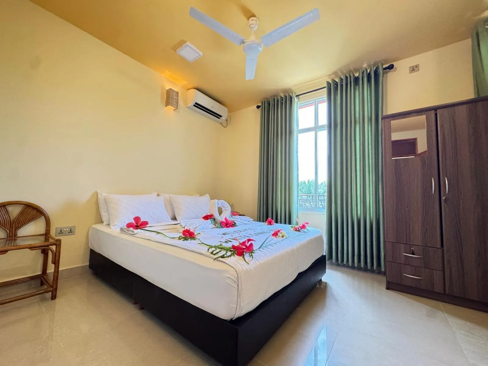 Bedroom, Bed in White Sand Inn