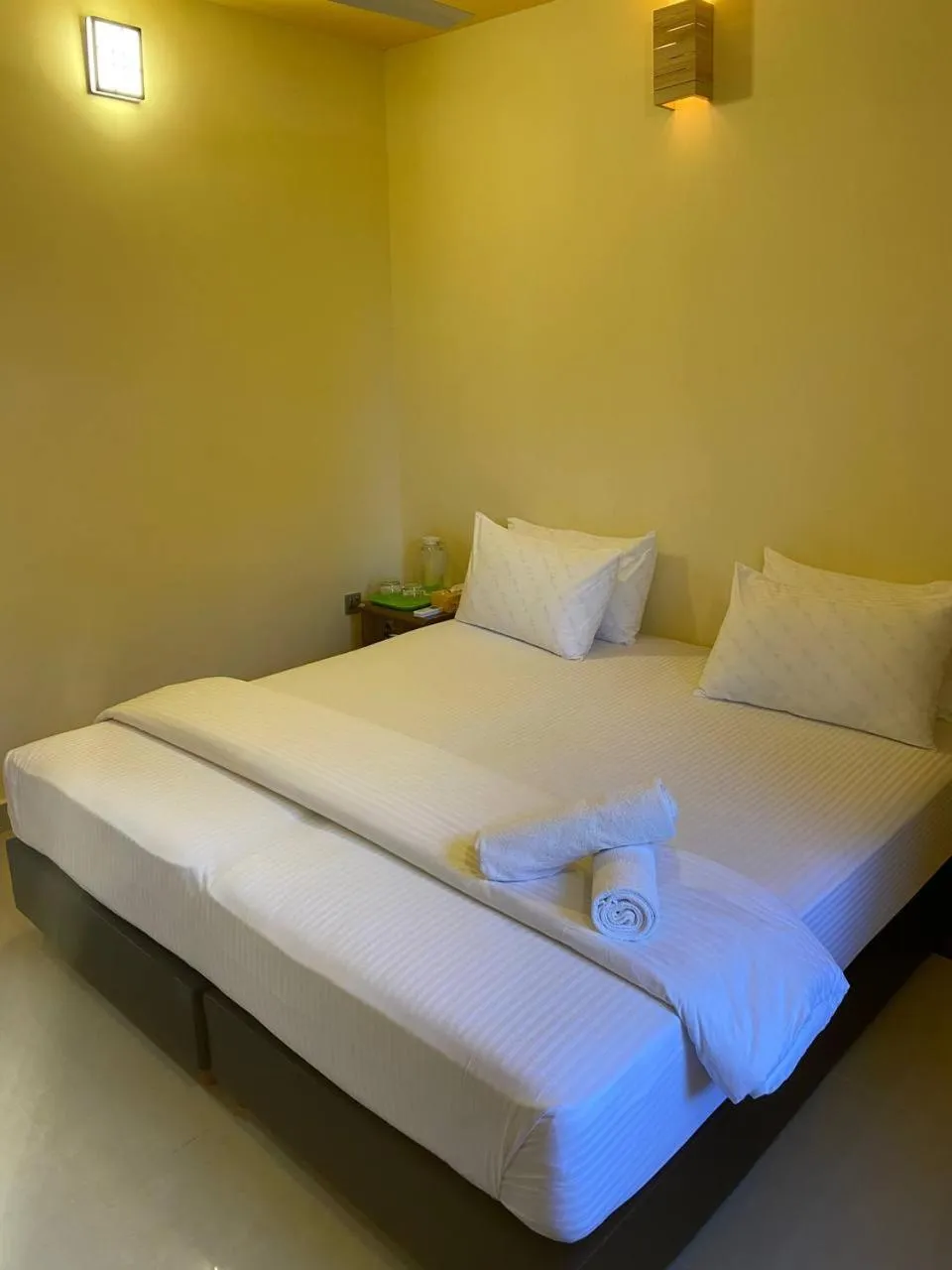 Photo of the whole room, Bed in White Sand Inn