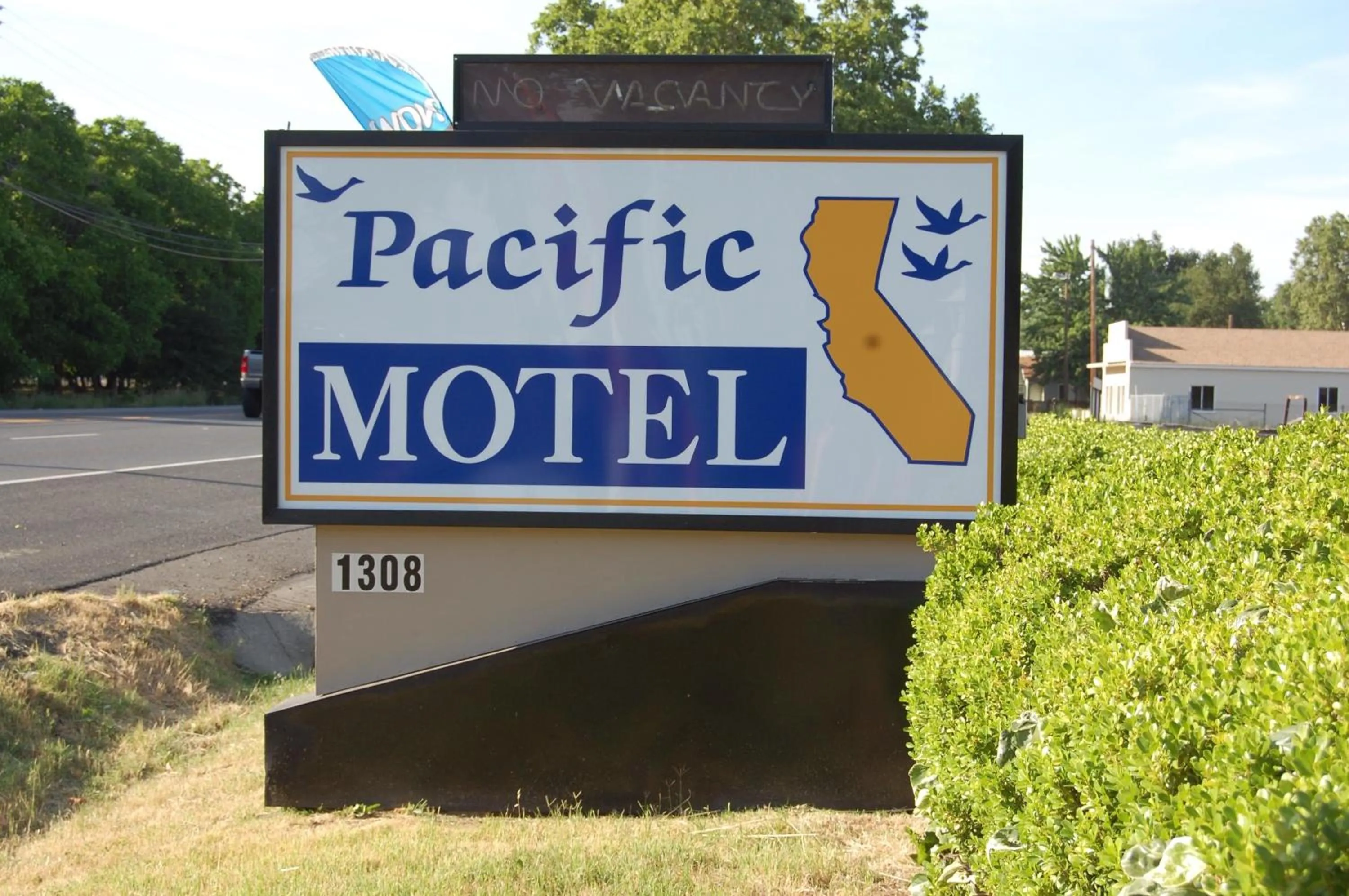 Facade/entrance in Pacific Motel