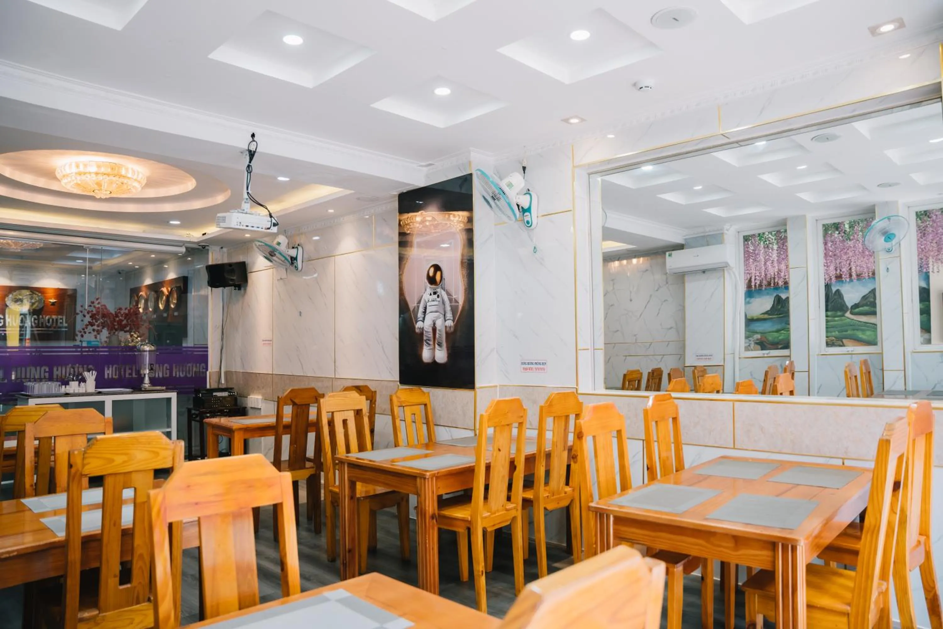 Seating area in HUNG HUONG HOTEL