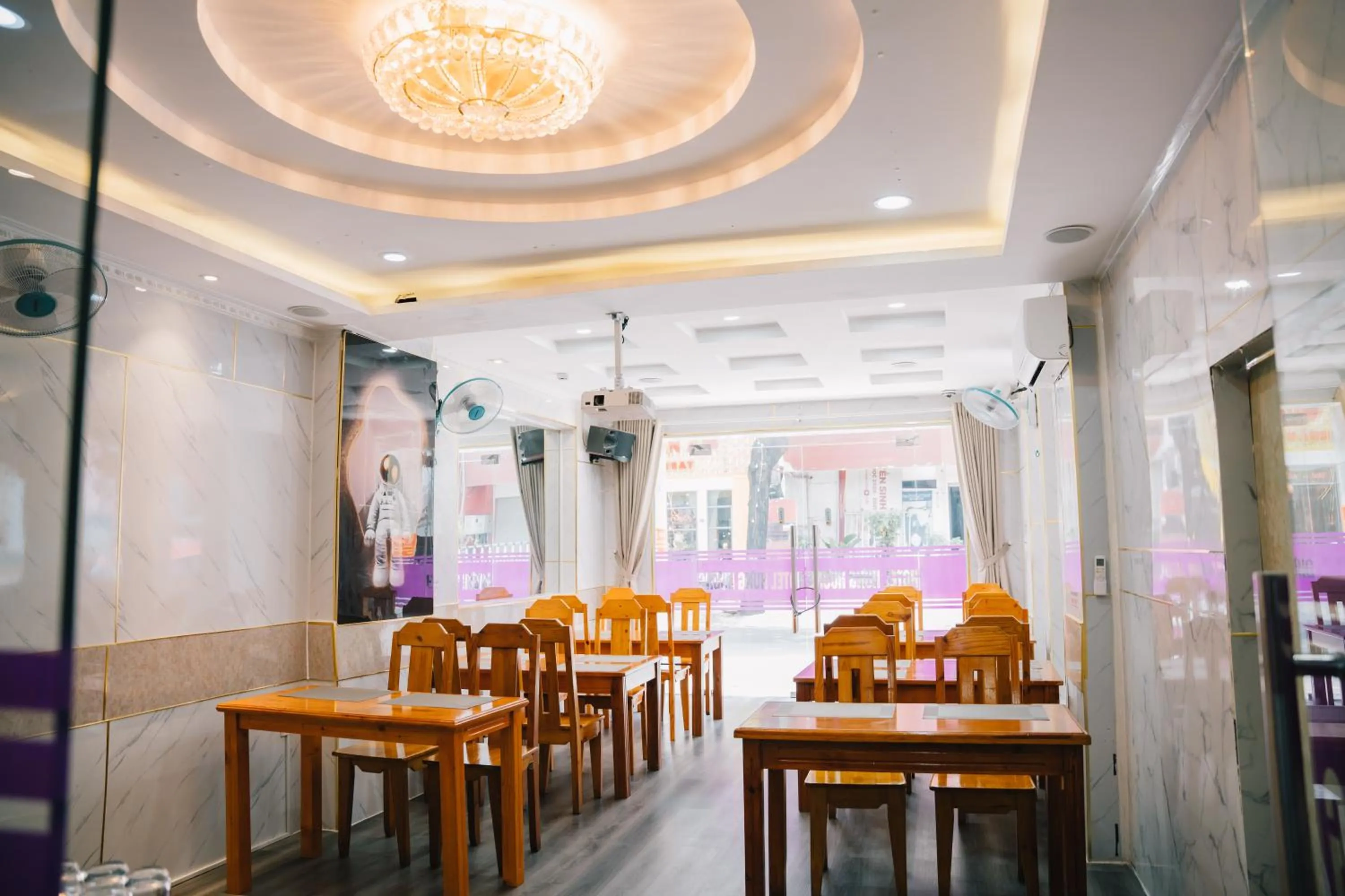 Seating area in HUNG HUONG HOTEL