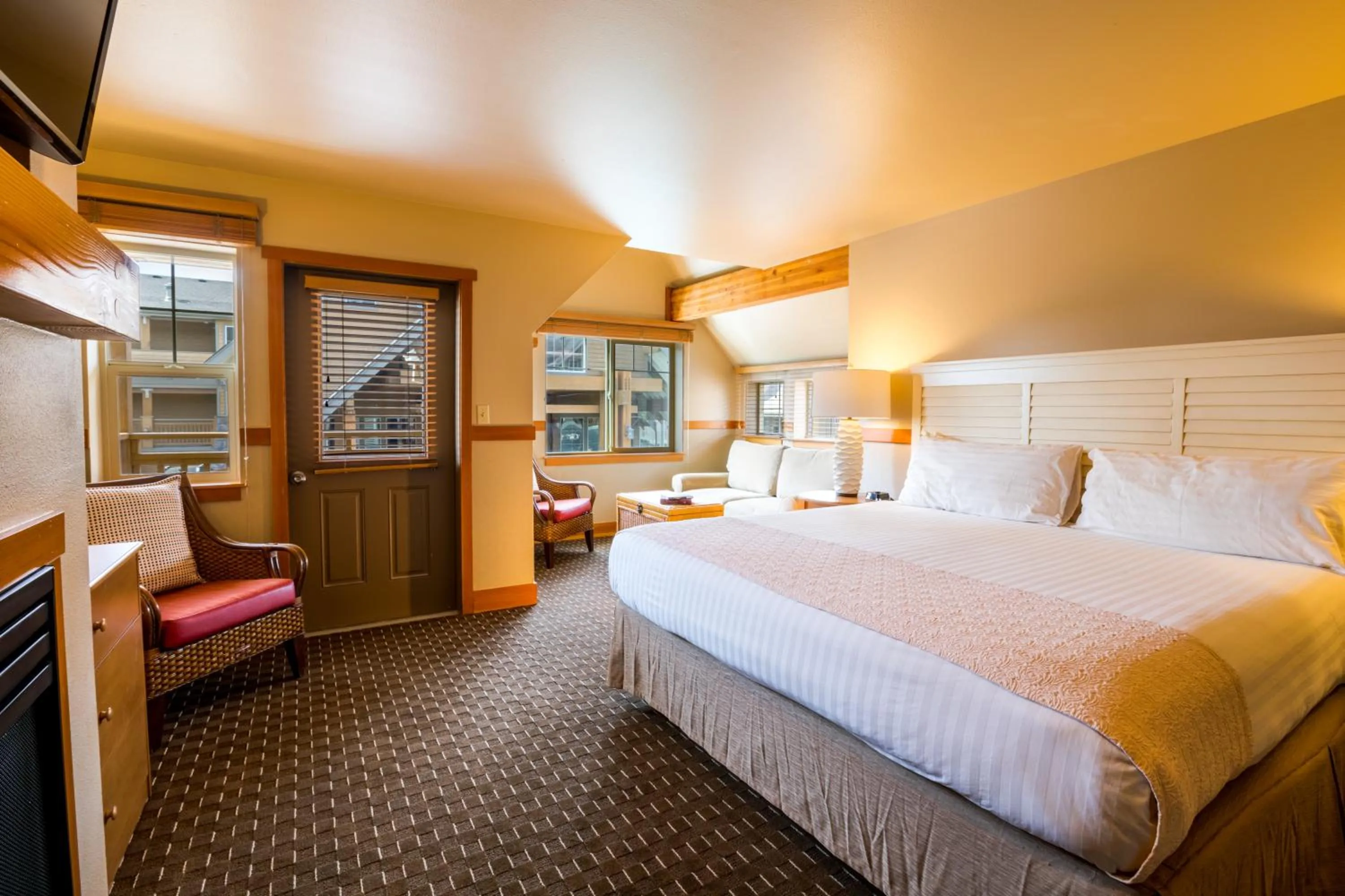 Photo of the whole room, Bed in The Ocean Lodge