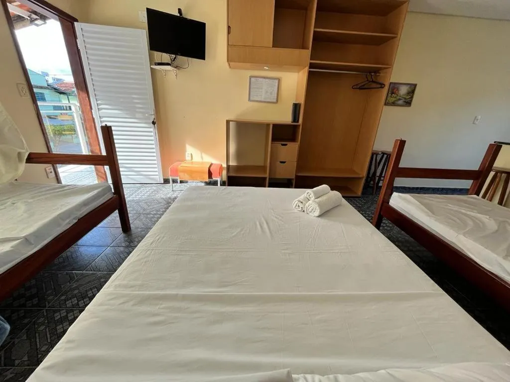 Communal lounge/ TV room, Bed in Pousada Caraguá