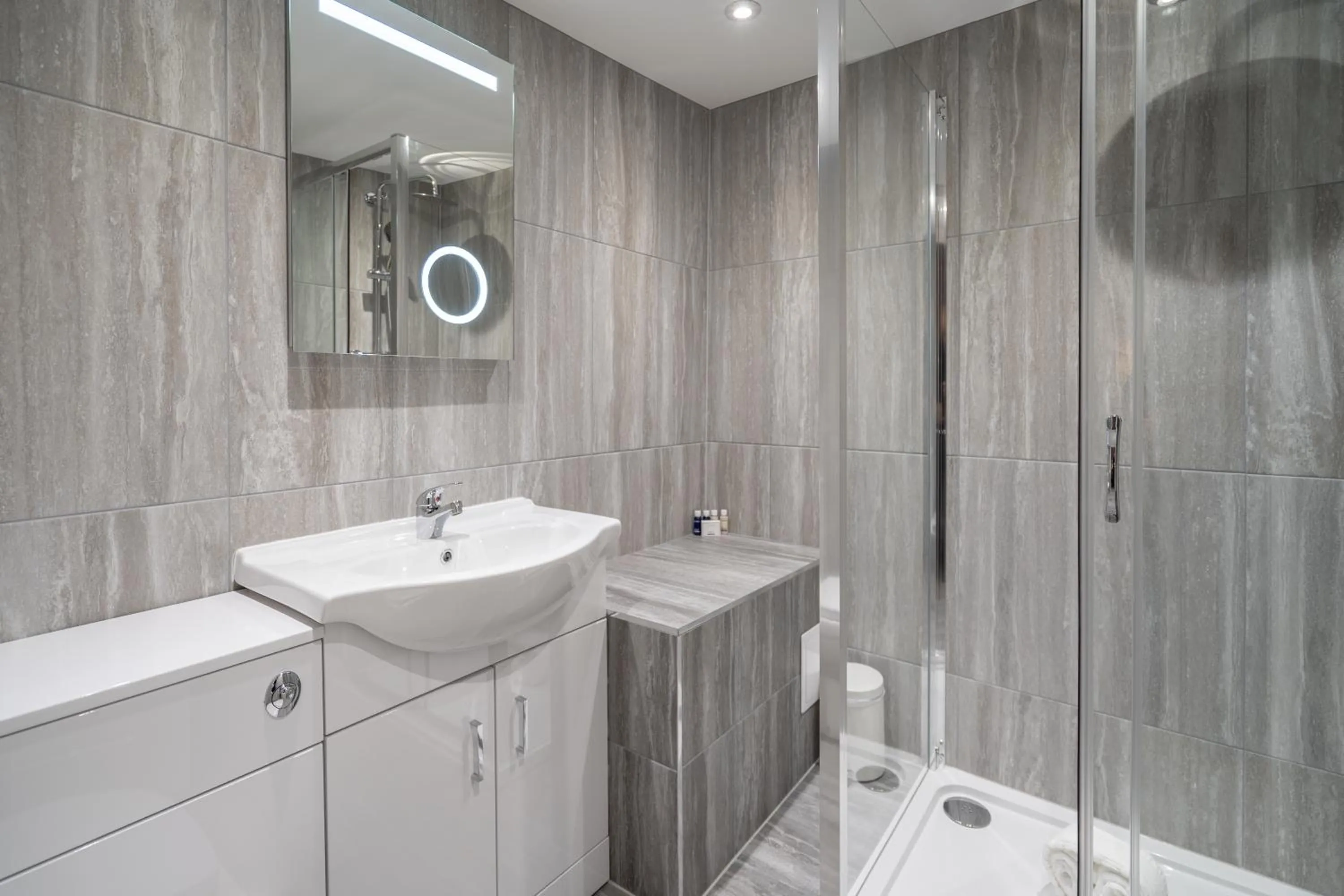 Shower in The Clarendon Hotel