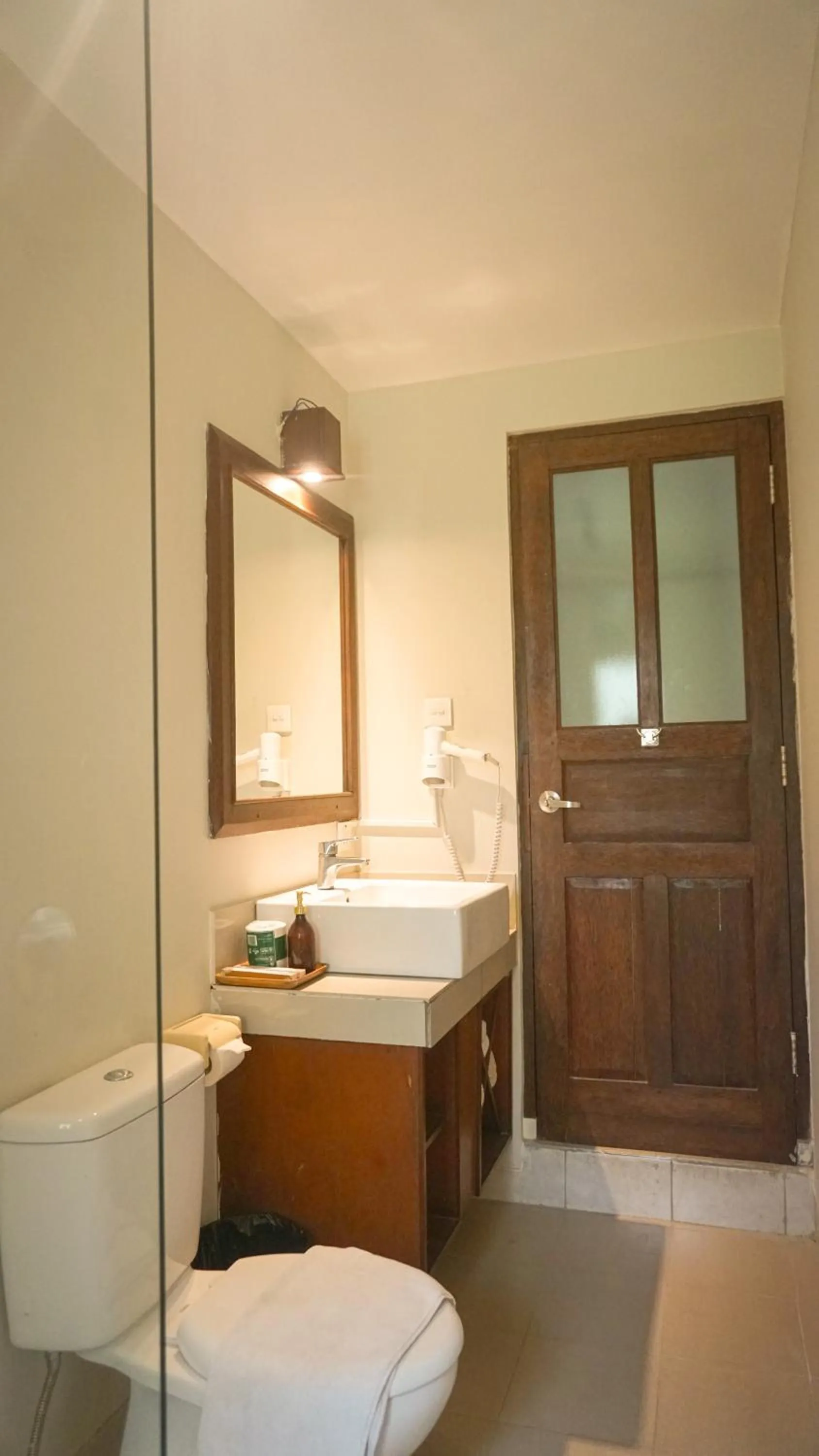 Toilet in Puri Rinjani Bungalows