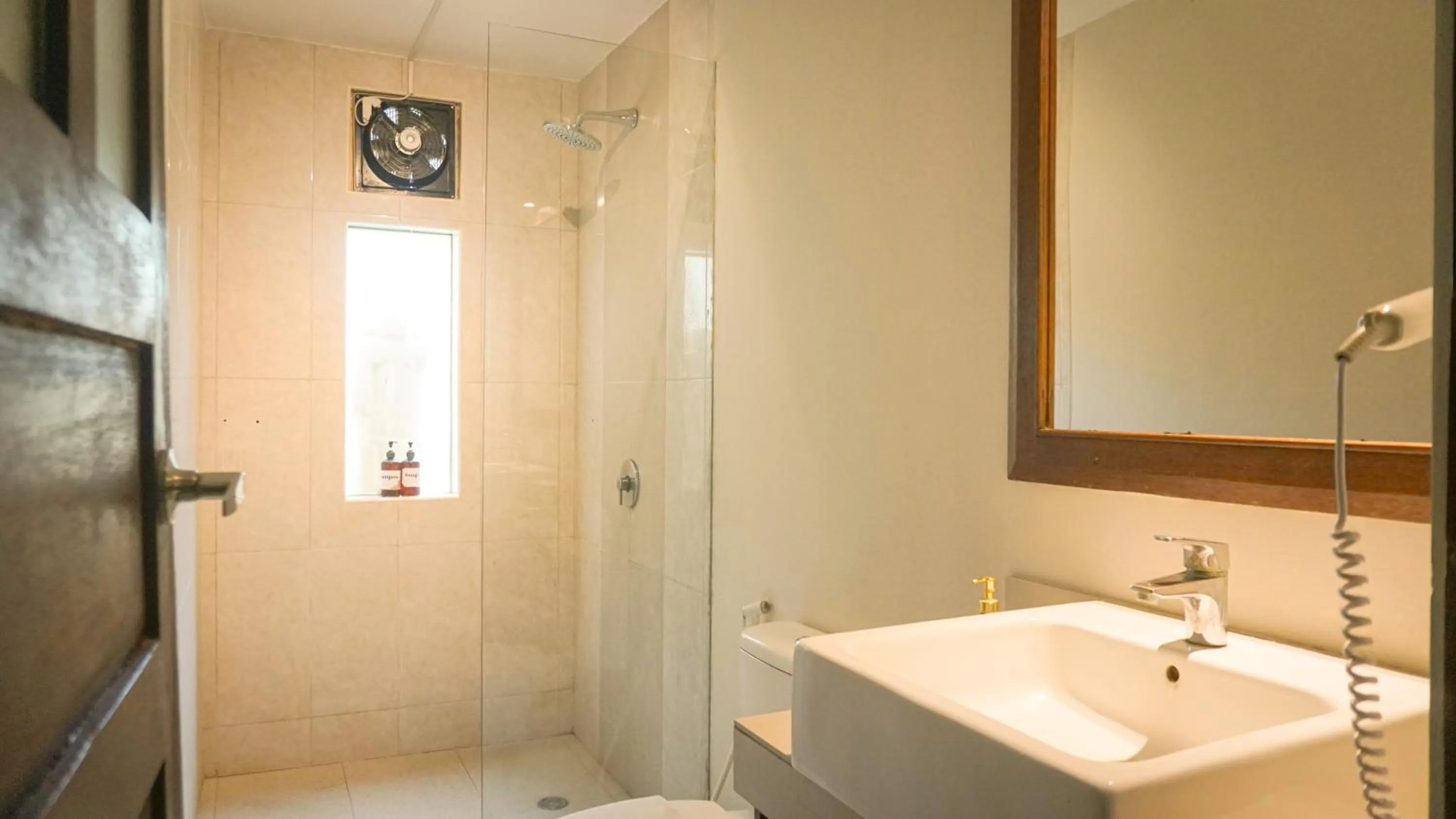 Bathroom in Puri Rinjani Bungalows