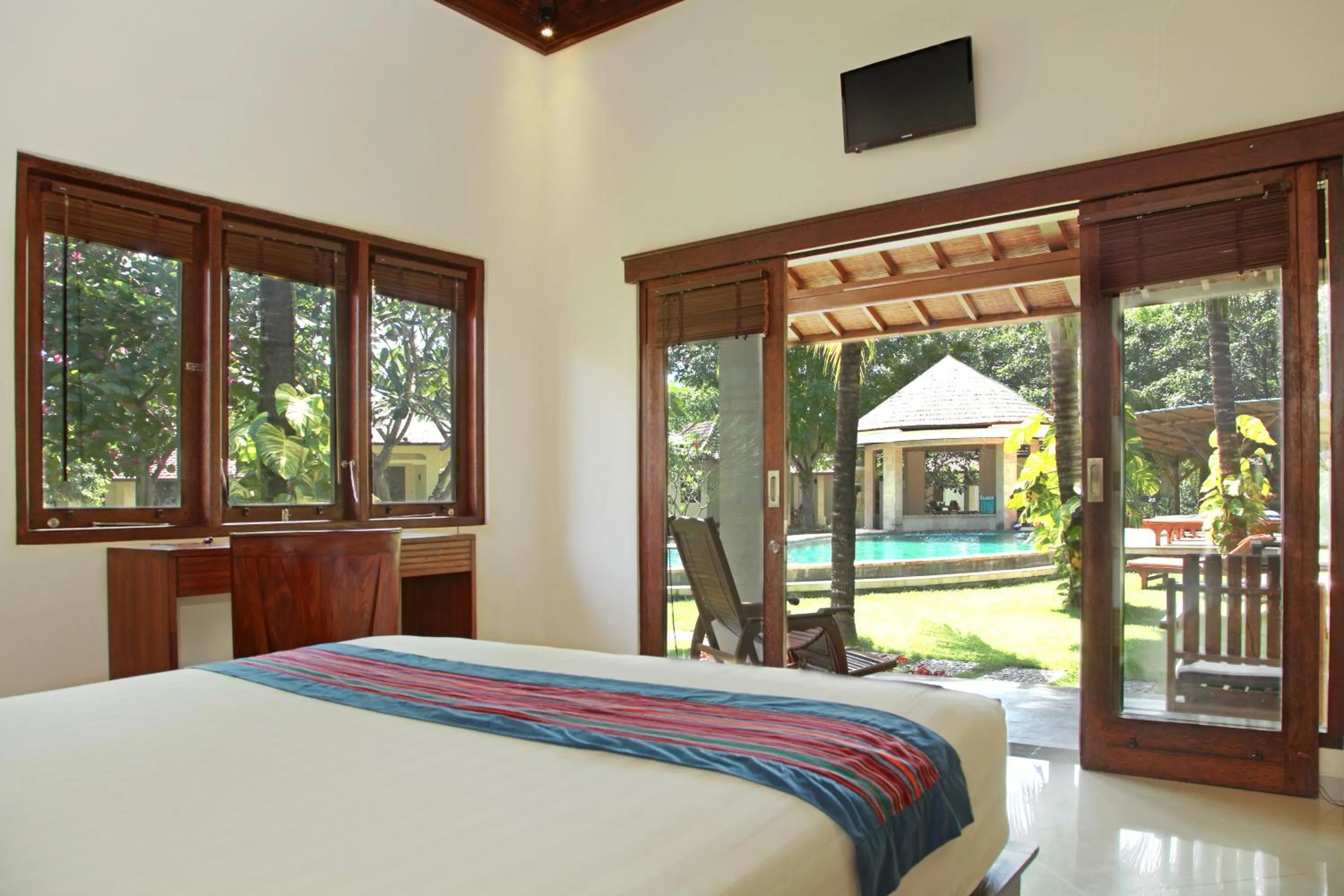 Photo of the whole room, Bed in Puri Rinjani Bungalows