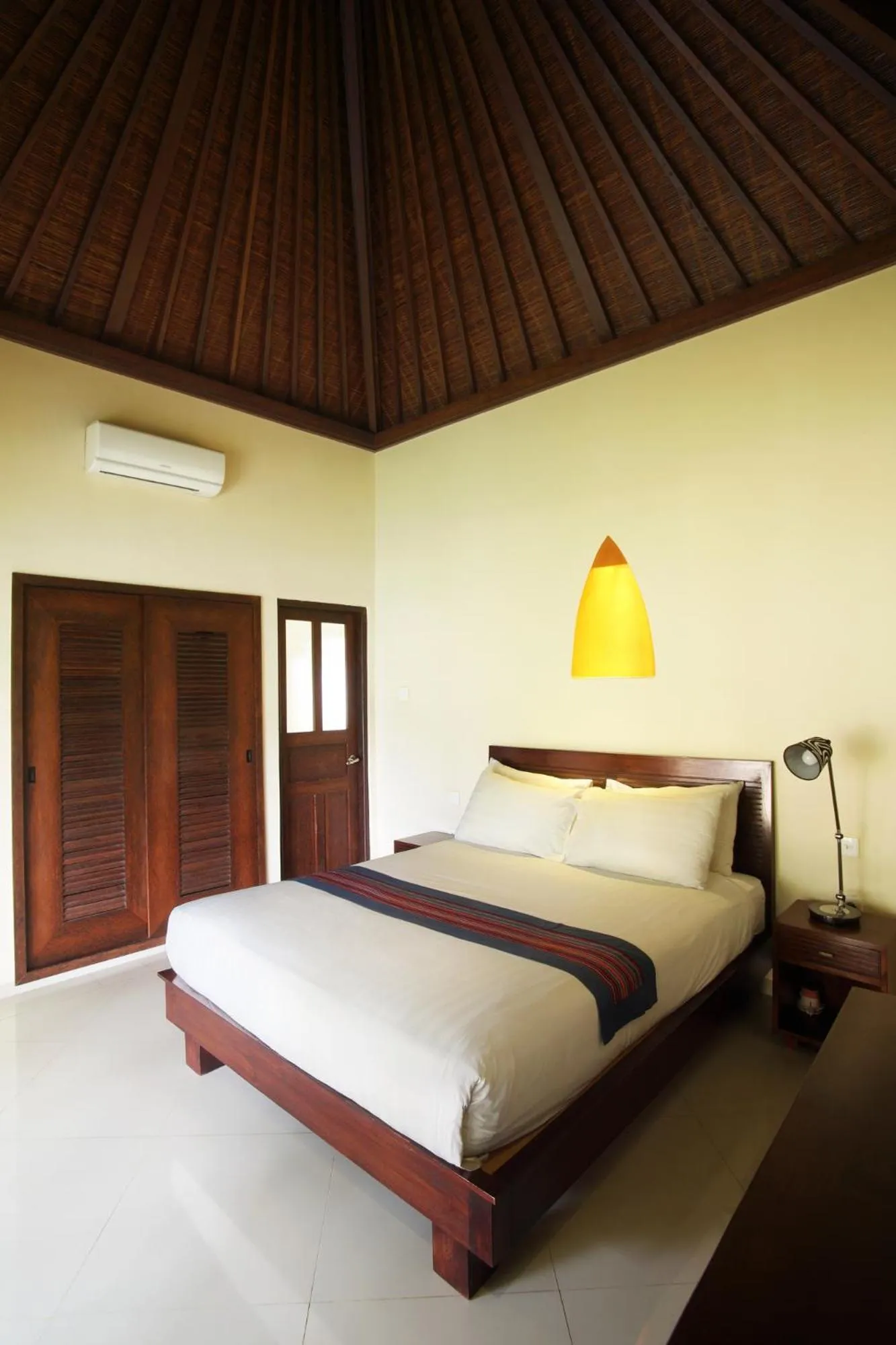 Bed in Puri Rinjani Bungalows