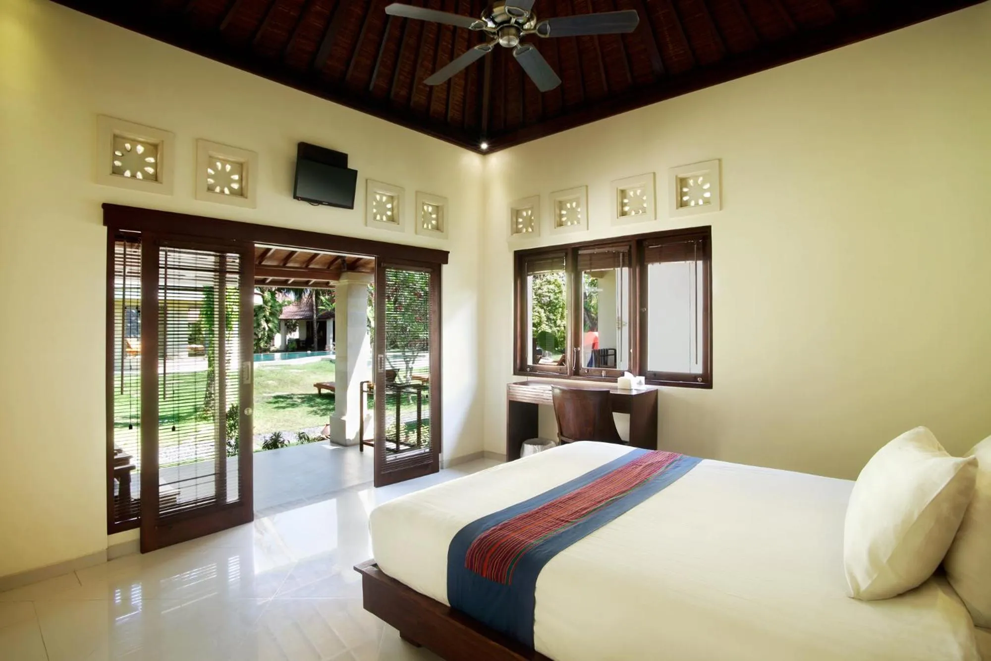 Photo of the whole room, Bed in Puri Rinjani Bungalows