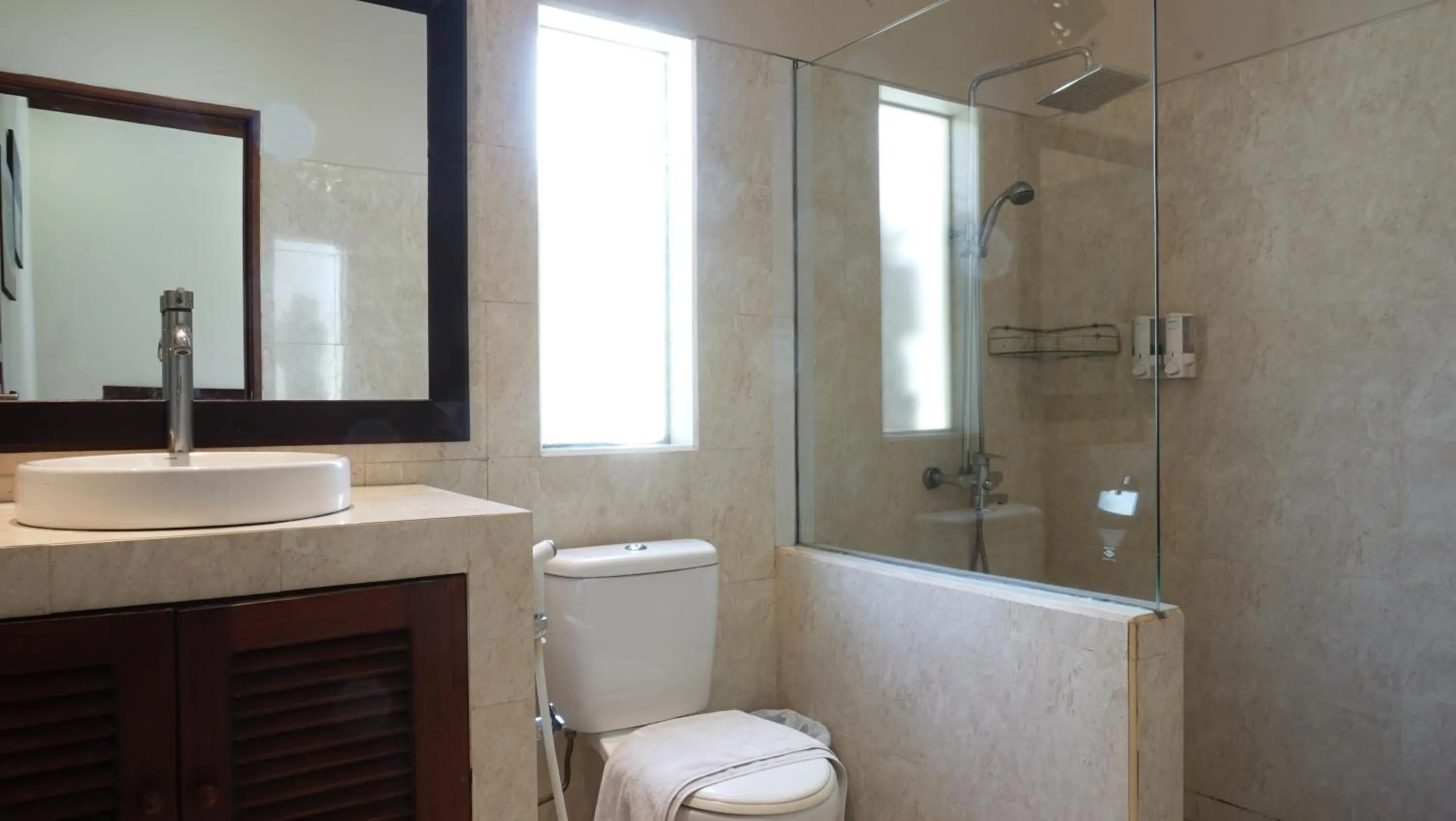 Bathroom in Puri Rinjani Bungalows