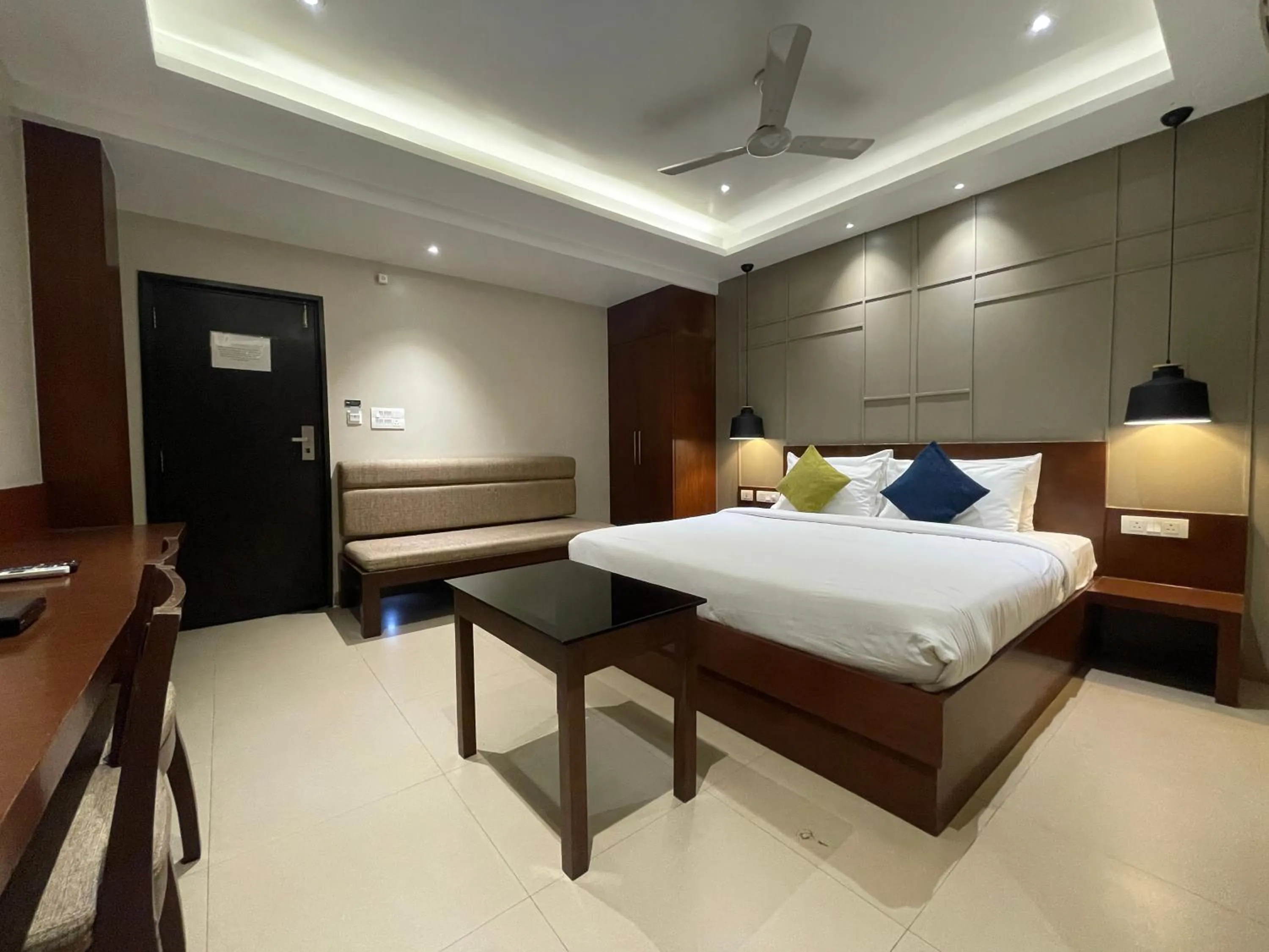 Photo of the whole room, Bed in Five Elements