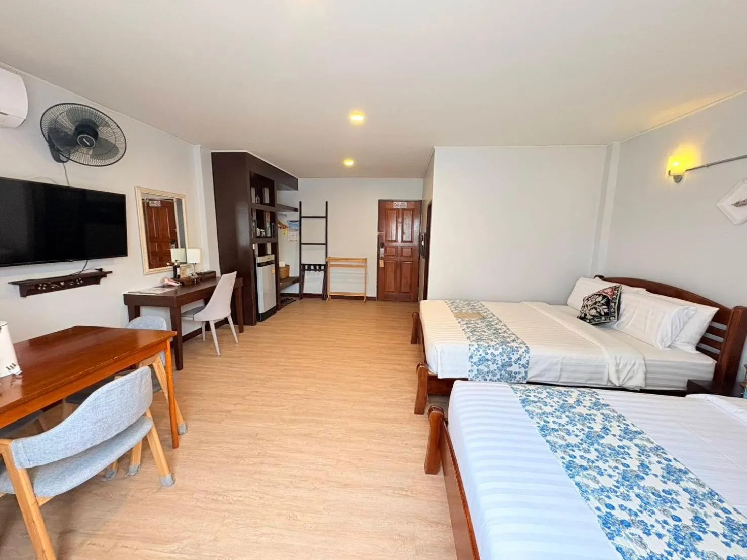 Photo of the whole room, Bed in Talay Sai @ Thung Wua Laen