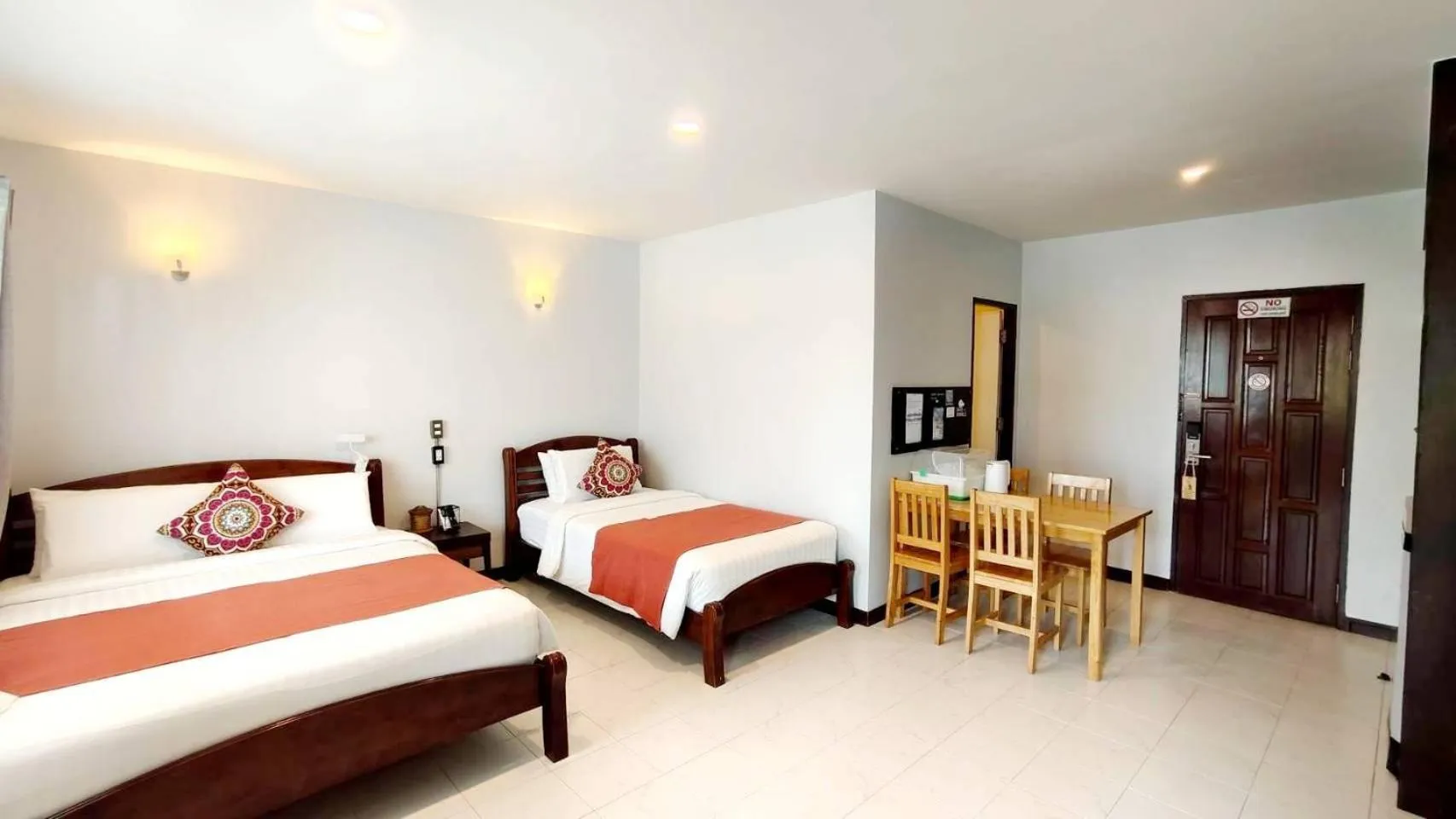 Photo of the whole room, Bed in Talay Sai @ Thung Wua Laen