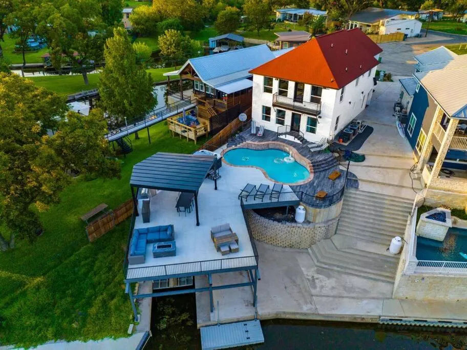 Lakefront Home Insane Views - Pool Spa Gameroom