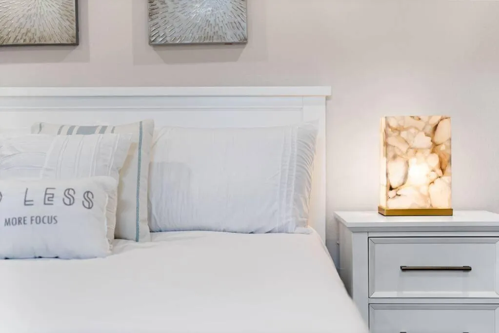 Bed in Lakefront Home Insane Views - Pool Spa Gameroom