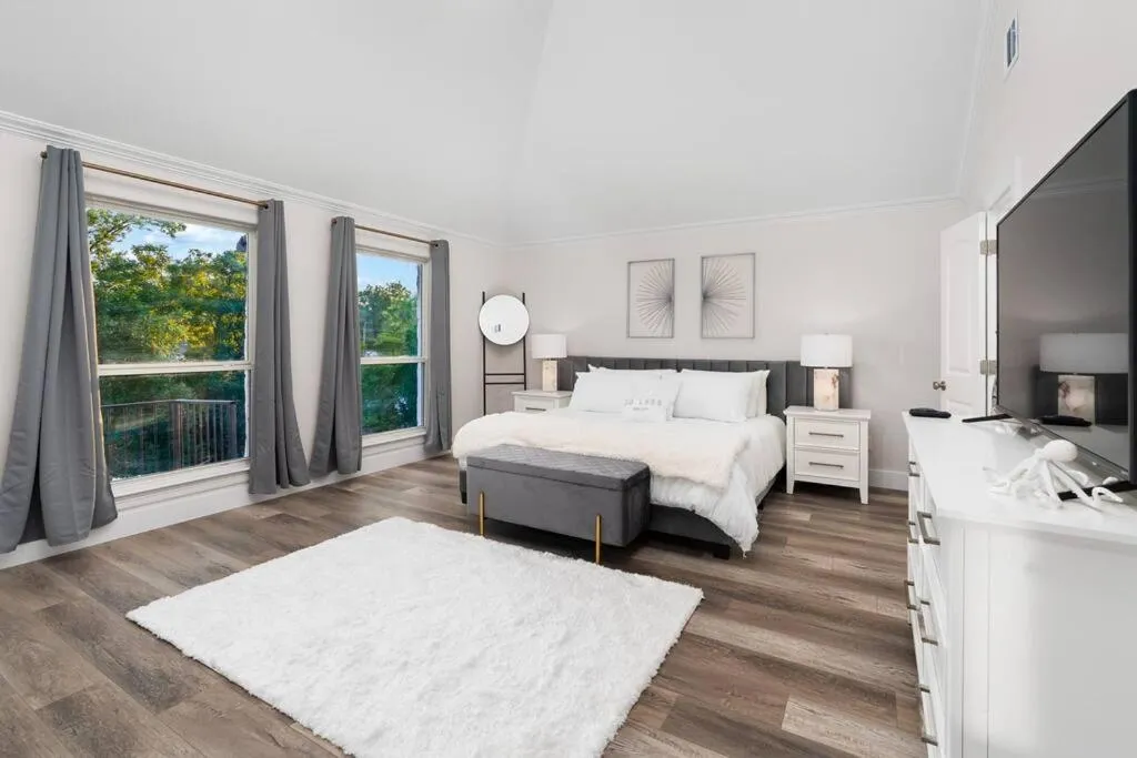 Bed in Lakefront Home Insane Views - Pool Spa Gameroom