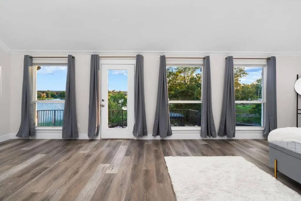 Bed in Lakefront Home Insane Views - Pool Spa Gameroom