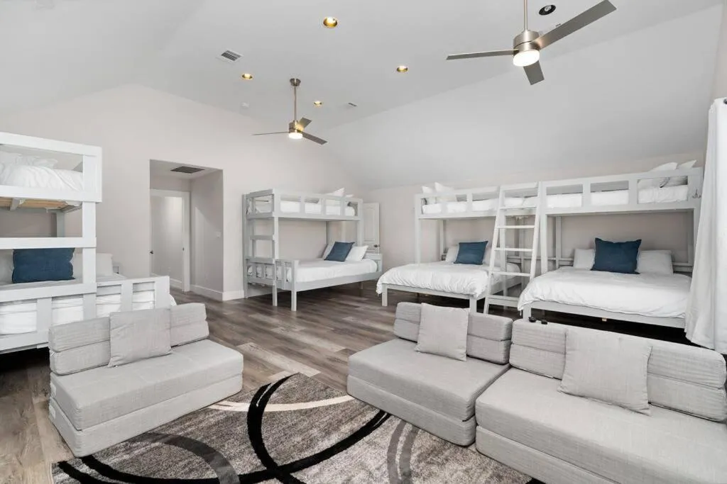 Bed in Lakefront Home Insane Views - Pool Spa Gameroom