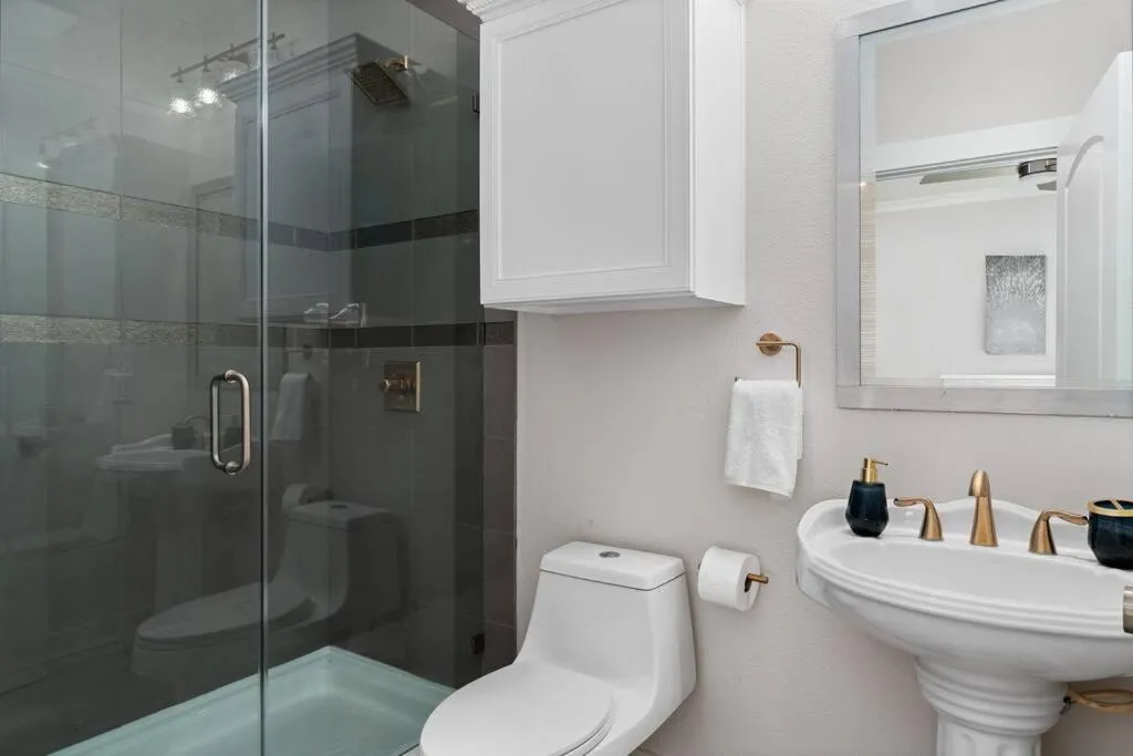 Lakefront Home Insane Views - Pool Spa Gameroom