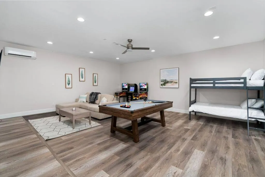 Bed in Lakefront Home Insane Views - Pool Spa Gameroom