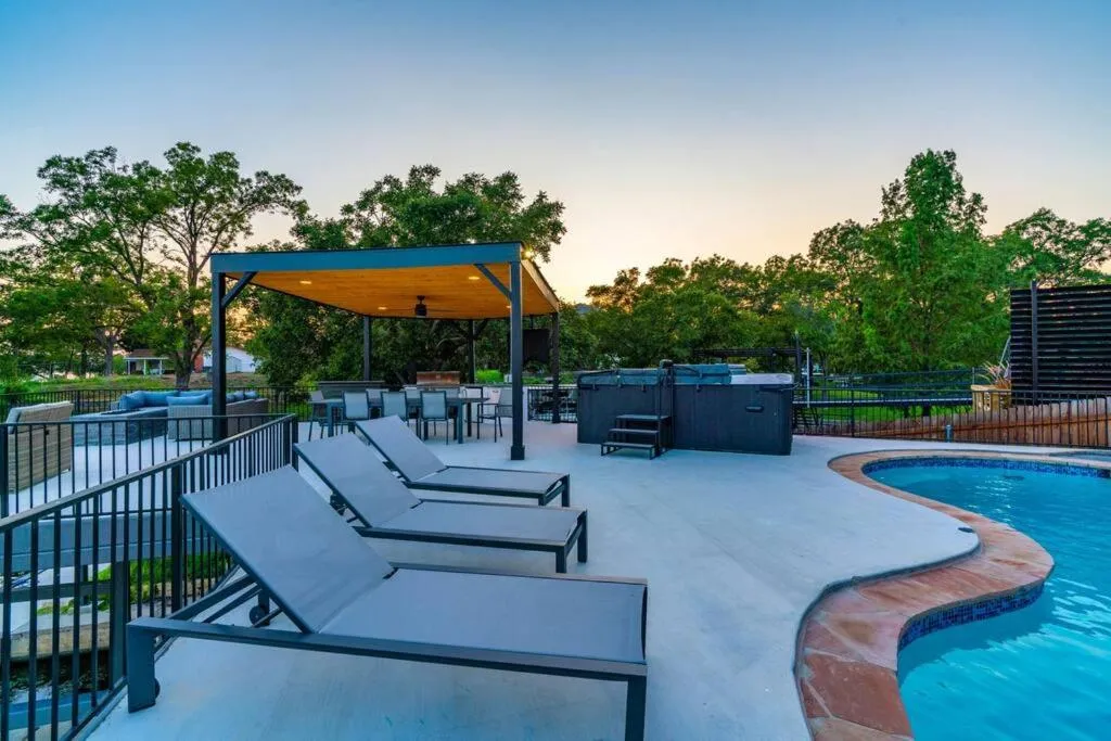 Lakefront Home Insane Views - Pool Spa Gameroom