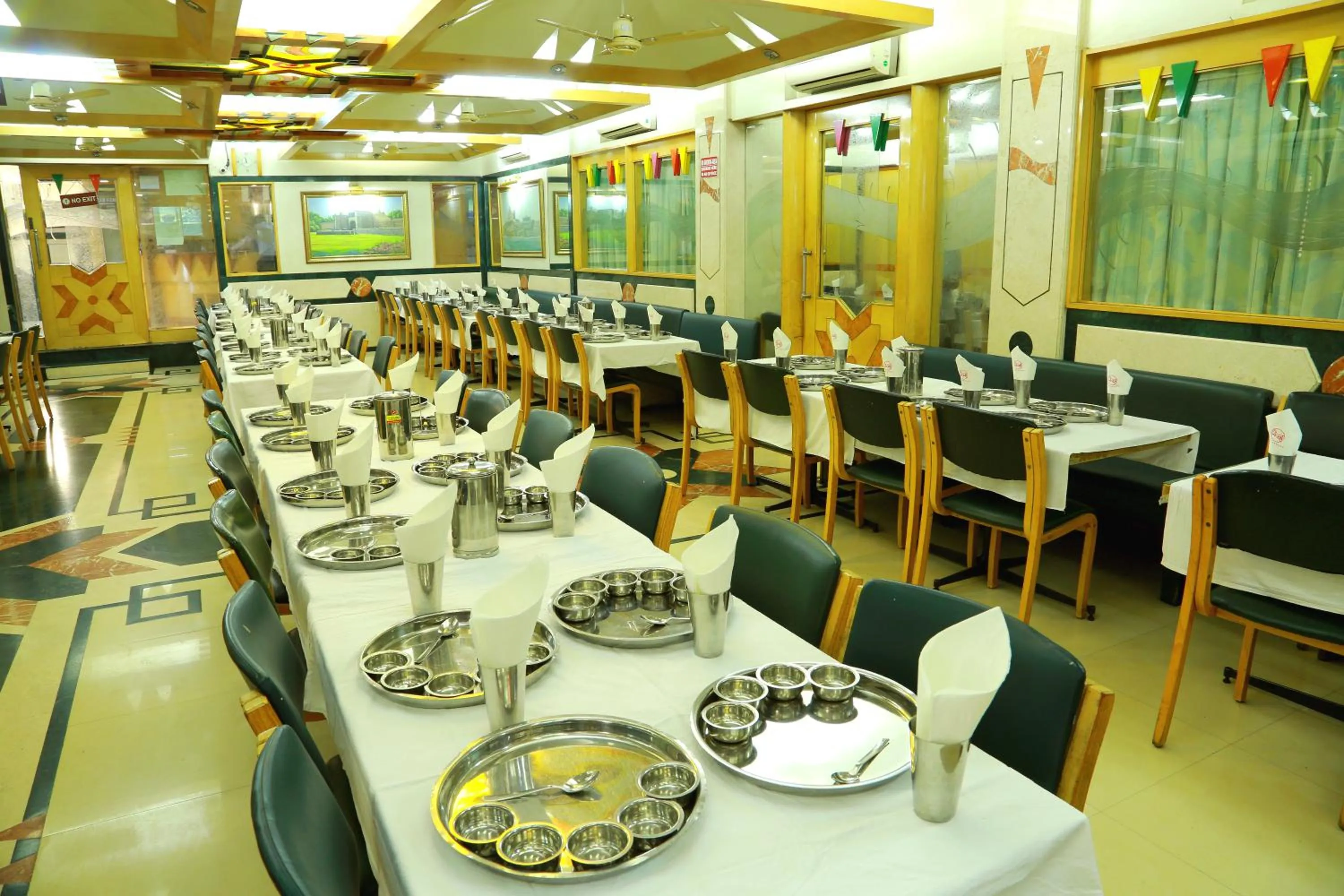 Restaurant/places to eat in Hotel Shreyas