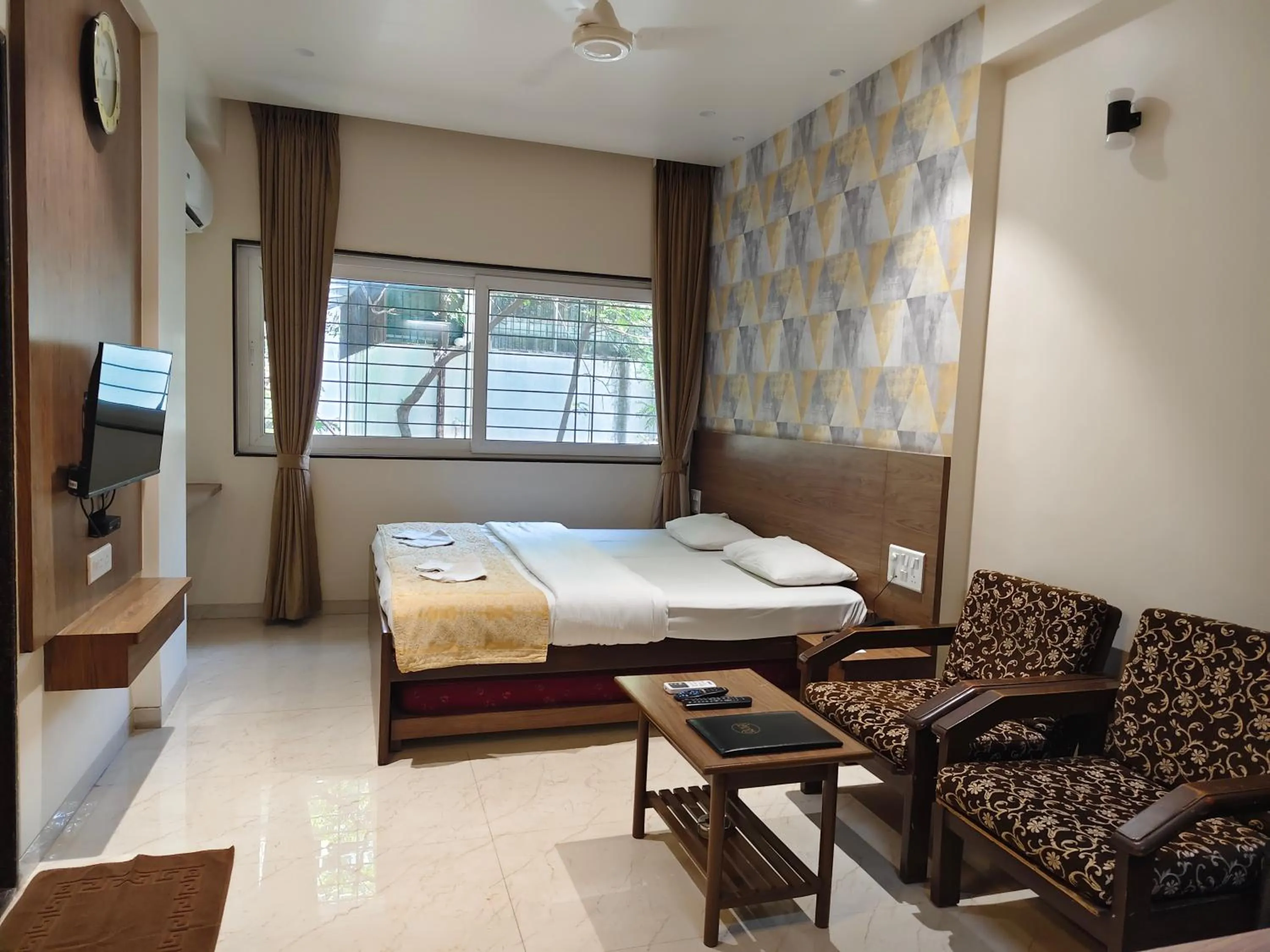 Bedroom, Bed in Hotel Shreyas