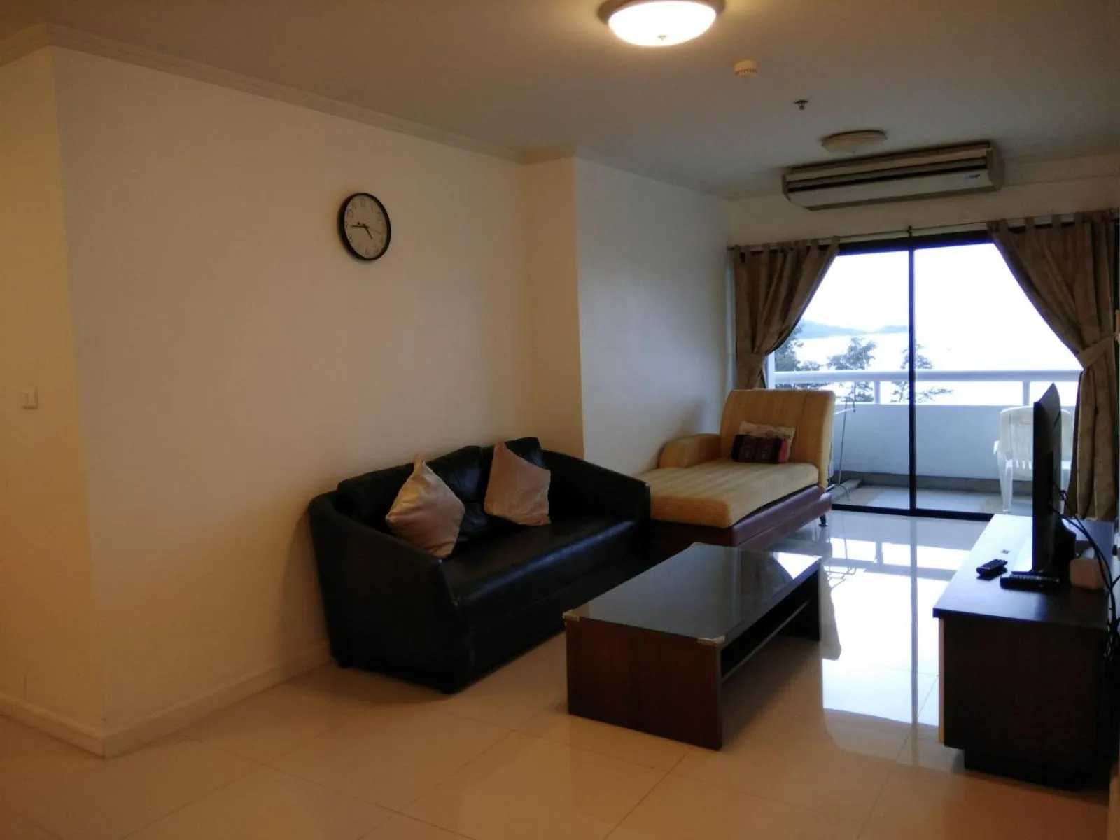 Seating area, Bed in Patong Tower by United 21 Thailand