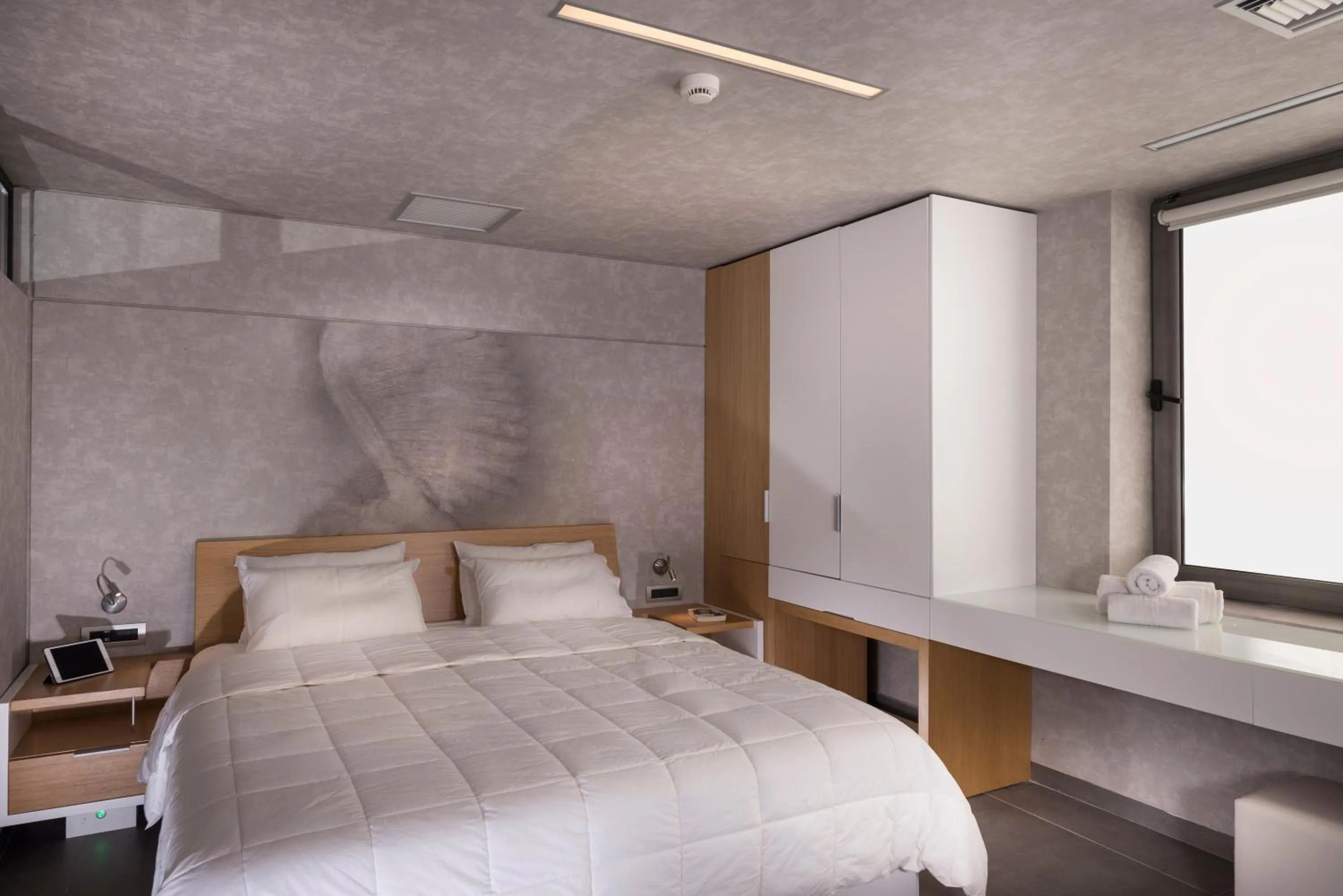 Photo of the whole room, Bed in Icarus Hotel