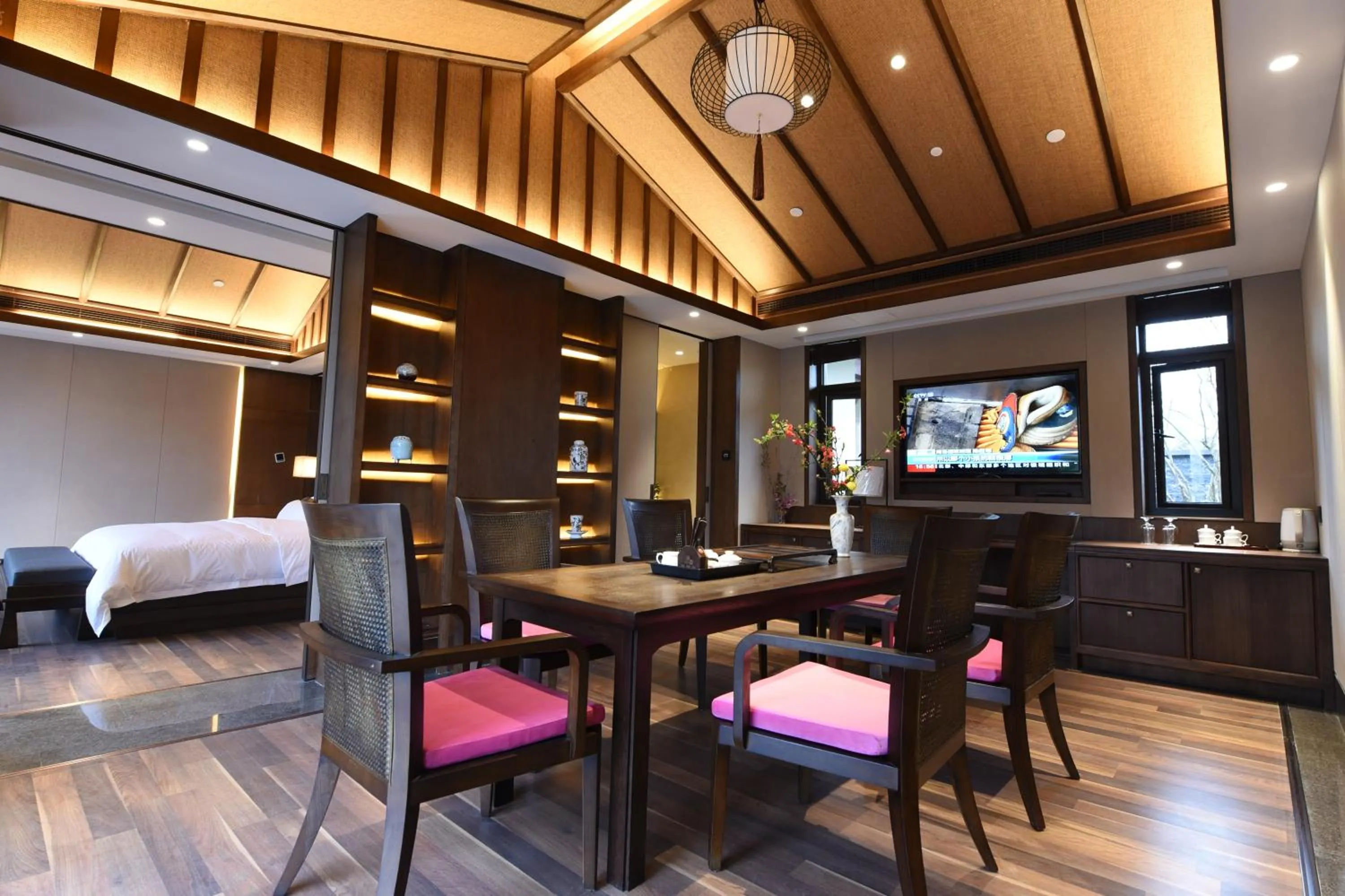 Living room, Bed in E-mei Mountain Hotel