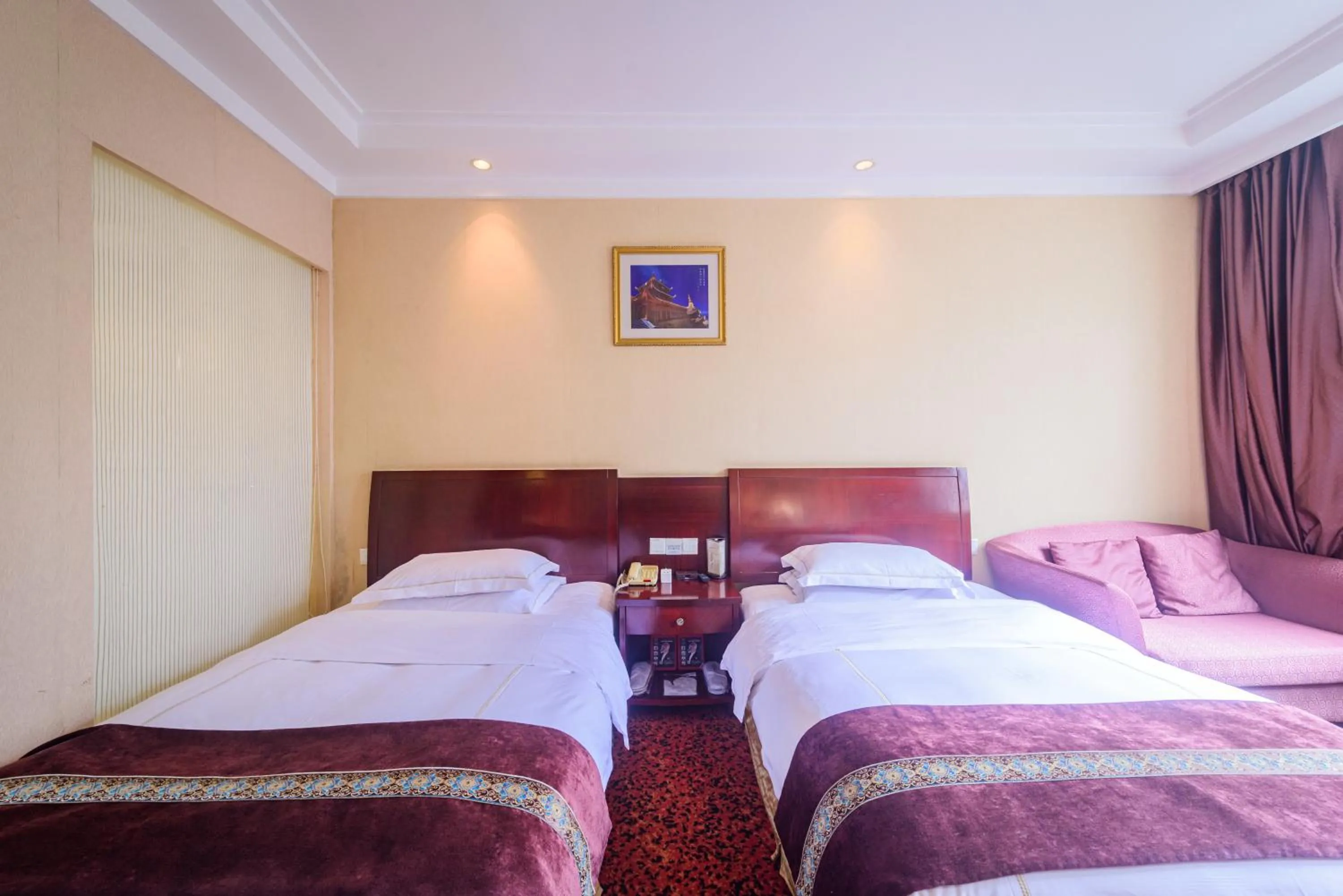 Photo of the whole room, Bed in E-mei Mountain Hotel