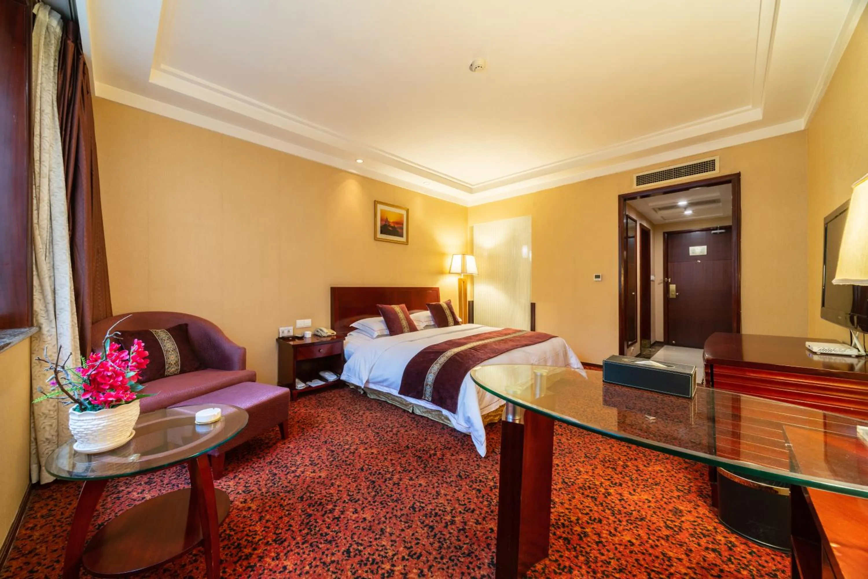 Photo of the whole room, Bed in E-mei Mountain Hotel