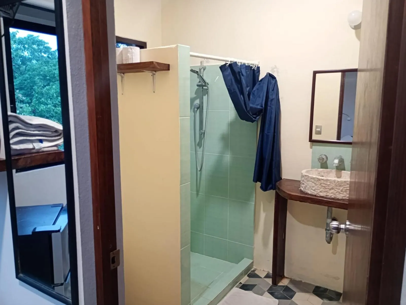 Shower in Maui Hostels Tulum