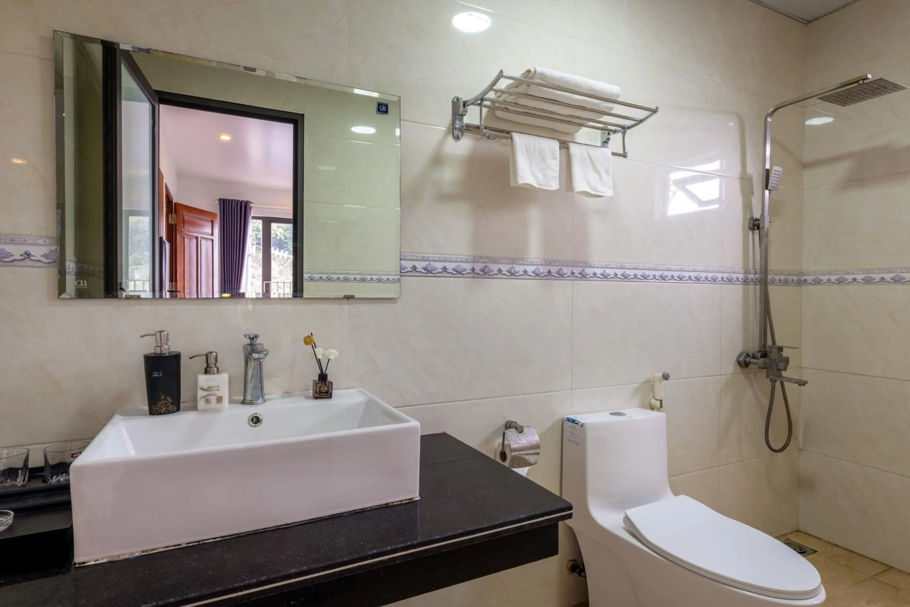 Shower in Cat Ba Xanh Spring Garden Hotel