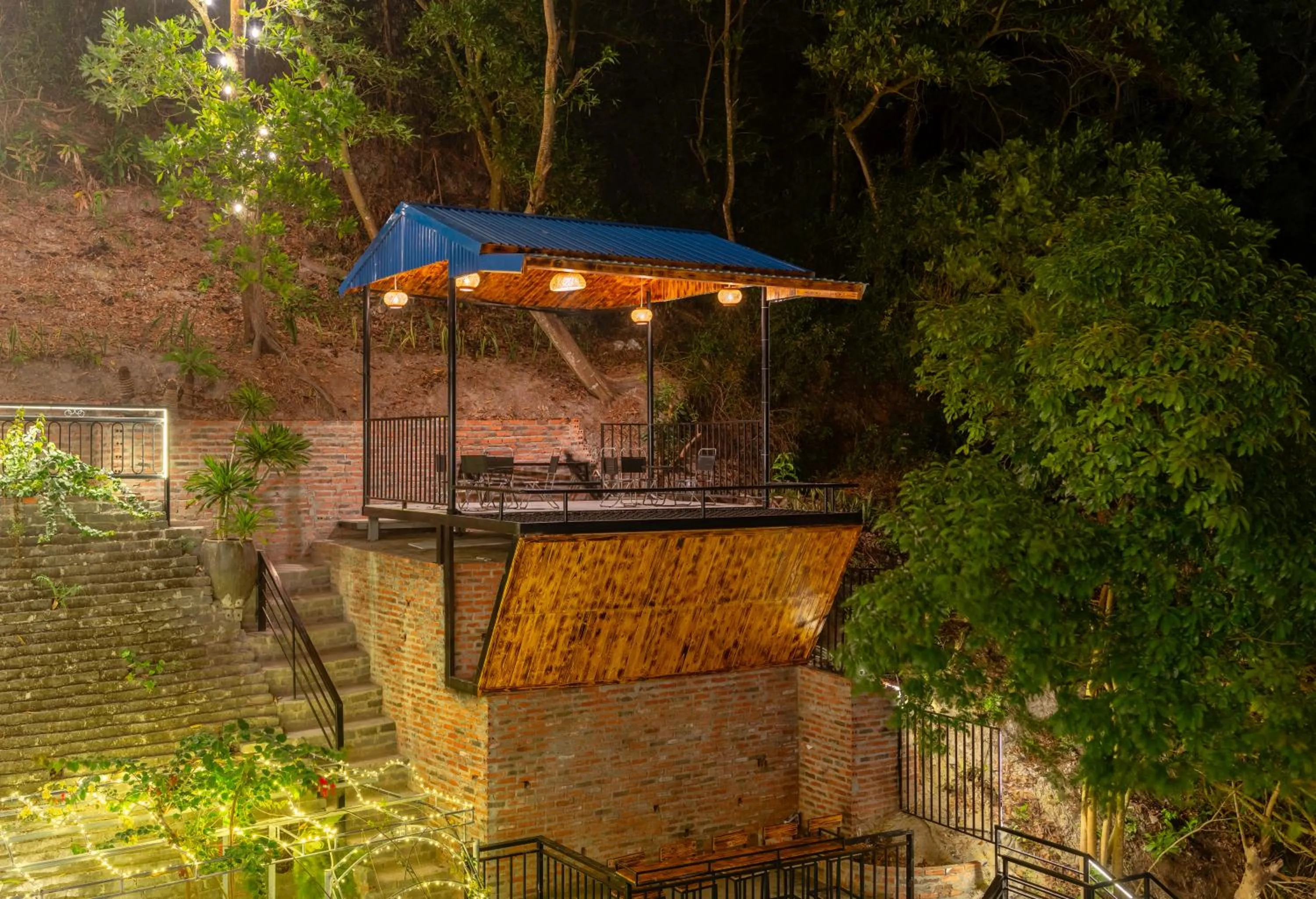 Restaurant/places to eat in Cat Ba Xanh Spring Garden Hotel