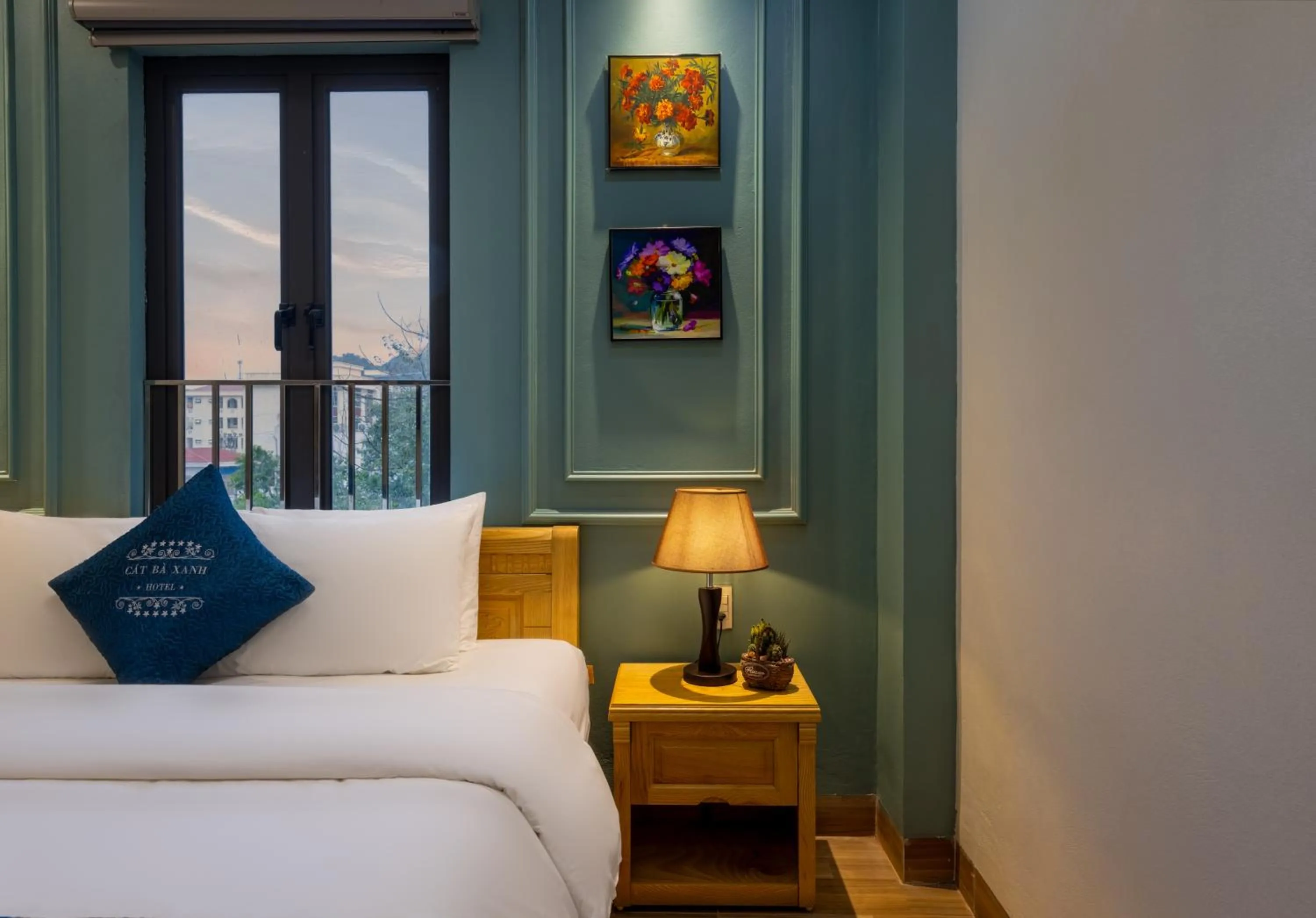 Bed in Cat Ba Xanh Spring Garden Hotel