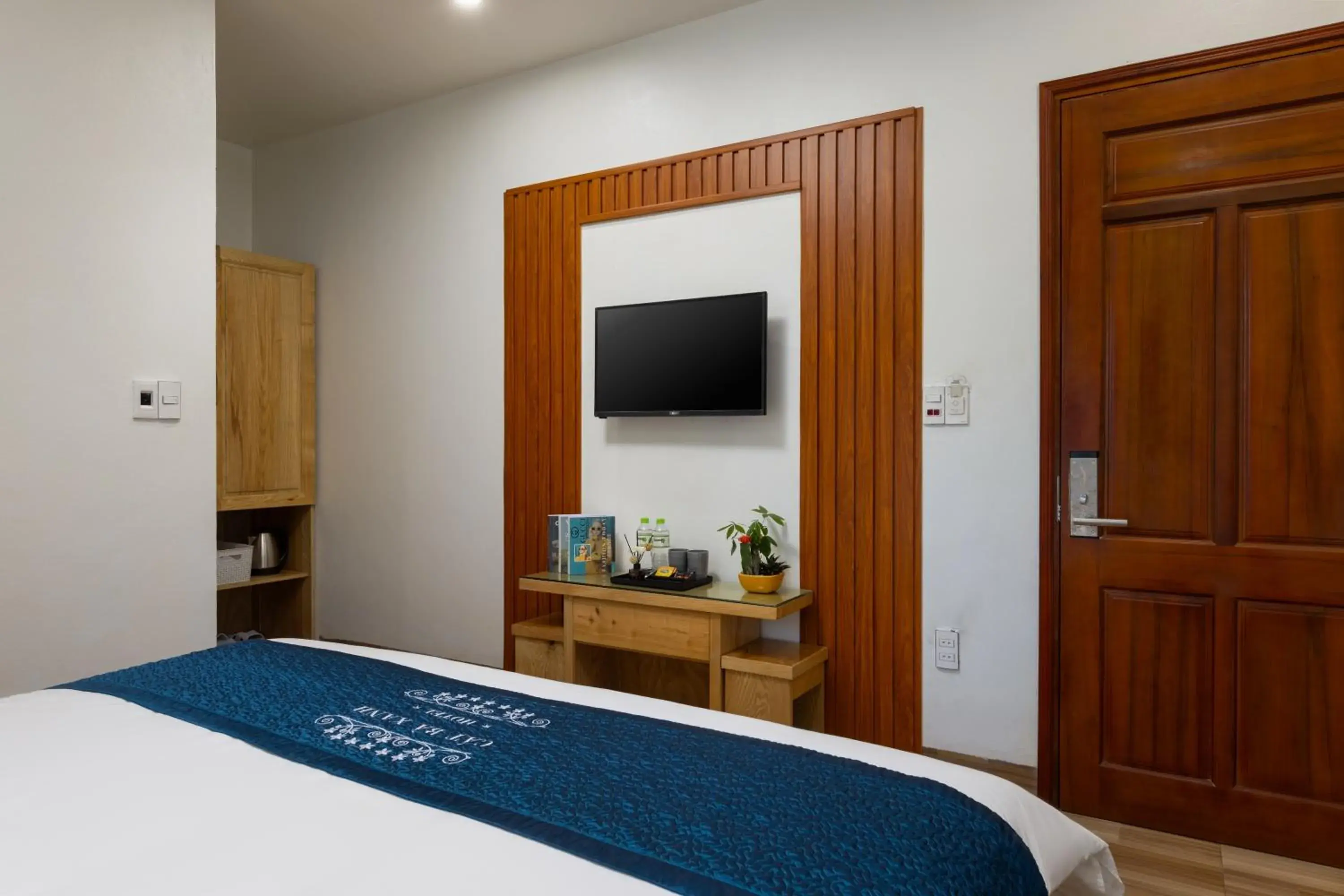 Double Room with Mountain View in Cat Ba Xanh Spring Garden Hotel Double Room with Mountain View in Cat Ba Xanh Spring Garden Hotel